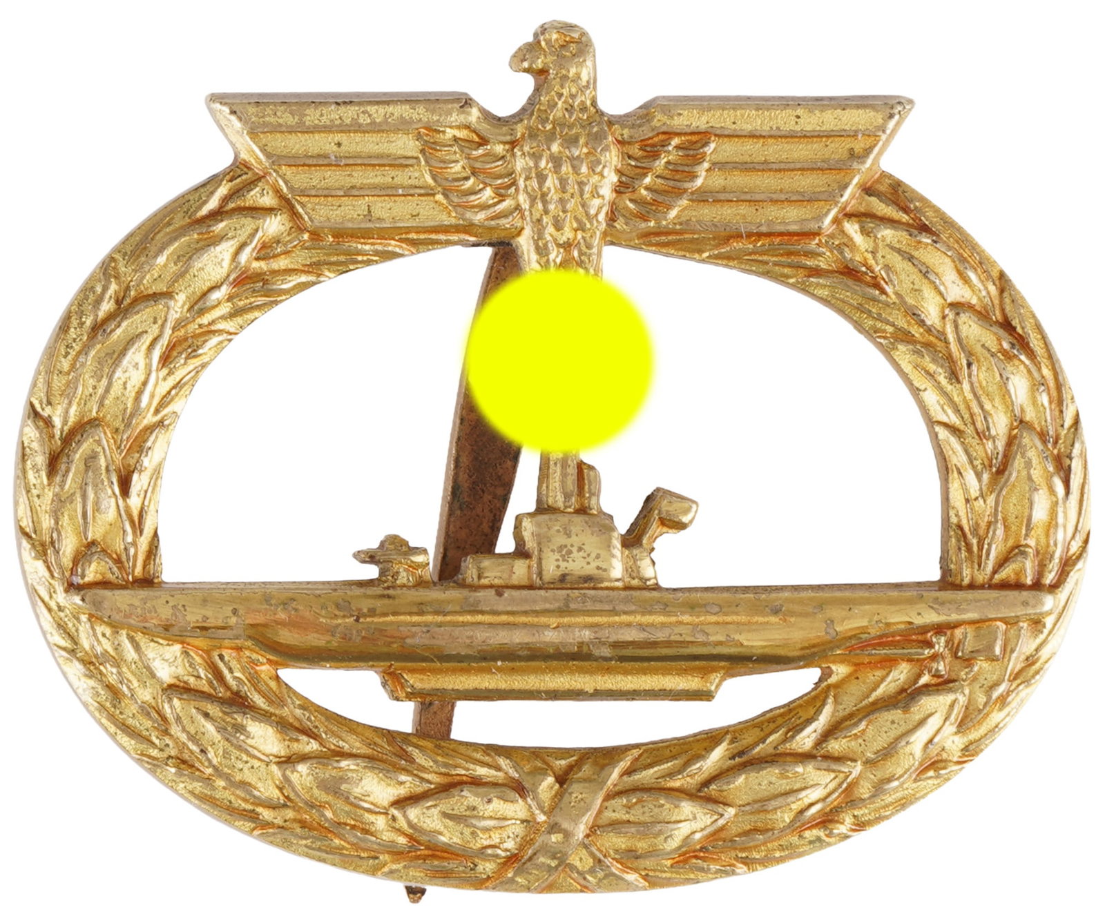 U-boat war badge 1939 - Schwerin Berlin,: tombac, gold-plated, manufacturer Schwerin & Söhne Berlin, marked on the back Schwerin Berlin 68, bulbous needle system - original pin, hinge and catch intacti, solid spatula needle, mounted in a wid