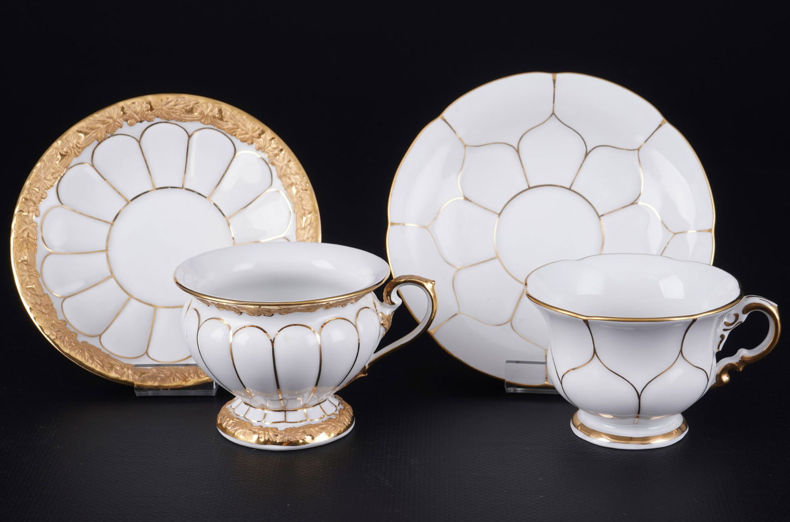 Meissen X-Form / B-Form 2 mocha cups,: porcelain, blue sword mark with two grinding strokes 2nd choice, B-Form/X-Form, gold bronze, 1x X-Form cup H 5.5 cm x D 7 cm, 1x saucer D 12 cm, B-Form cup H 5.5 cm x D 7.5 cm, 1x saucer D 12.5 cm