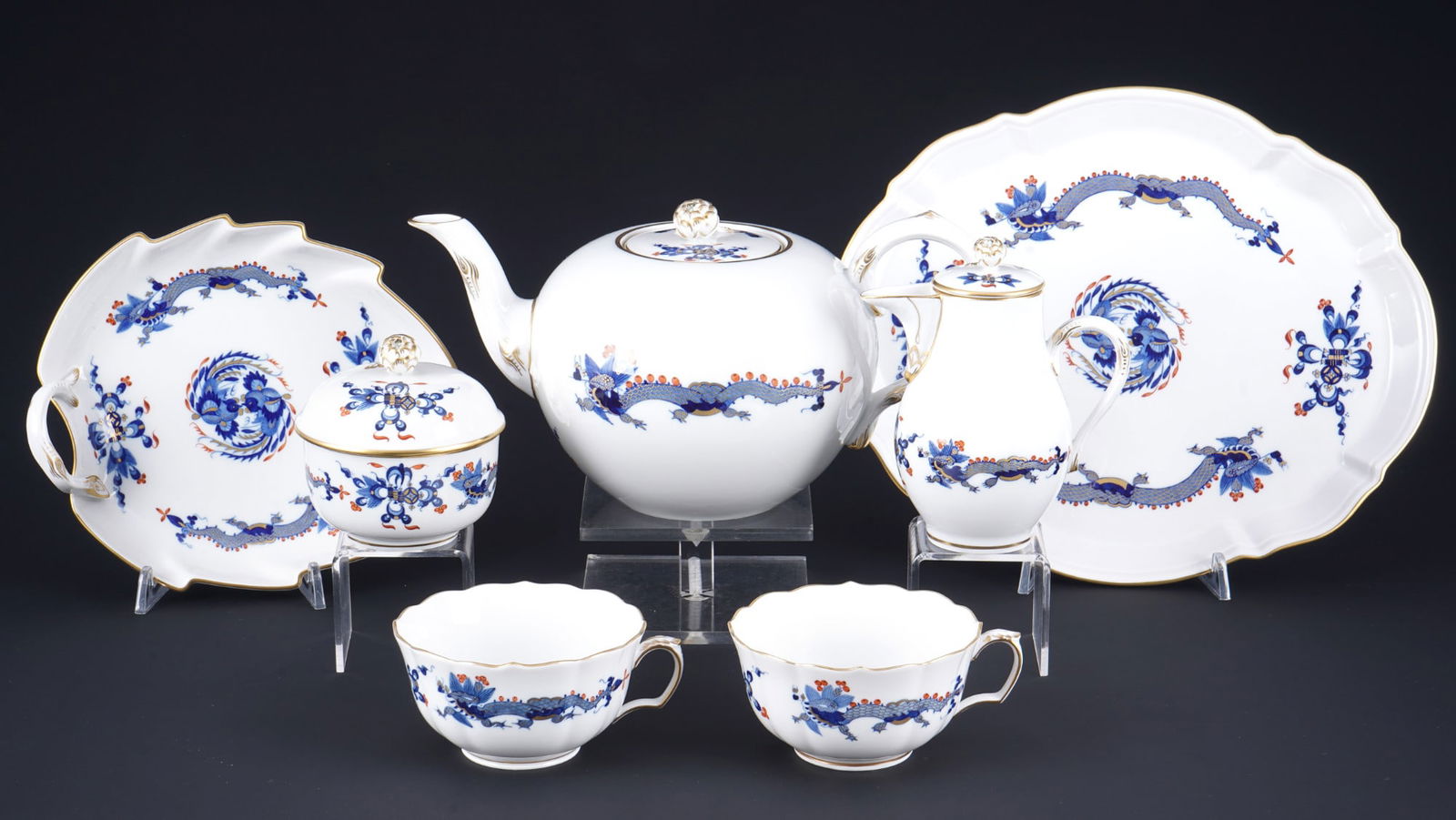 Meissen Court Dragon Rich Blue tea set for 2 persons 1st choice,: 7-piece porcelain, blue sword mark 1st choice, decor Blue Court Dragon Rich, red and gold shaded, decor no. 321910, 1x tea pot H 13.5 cm x D 14.5 cm, 1x milk jug H 13 cm x D 7 cm, 1x sugar bowl H 8.5
