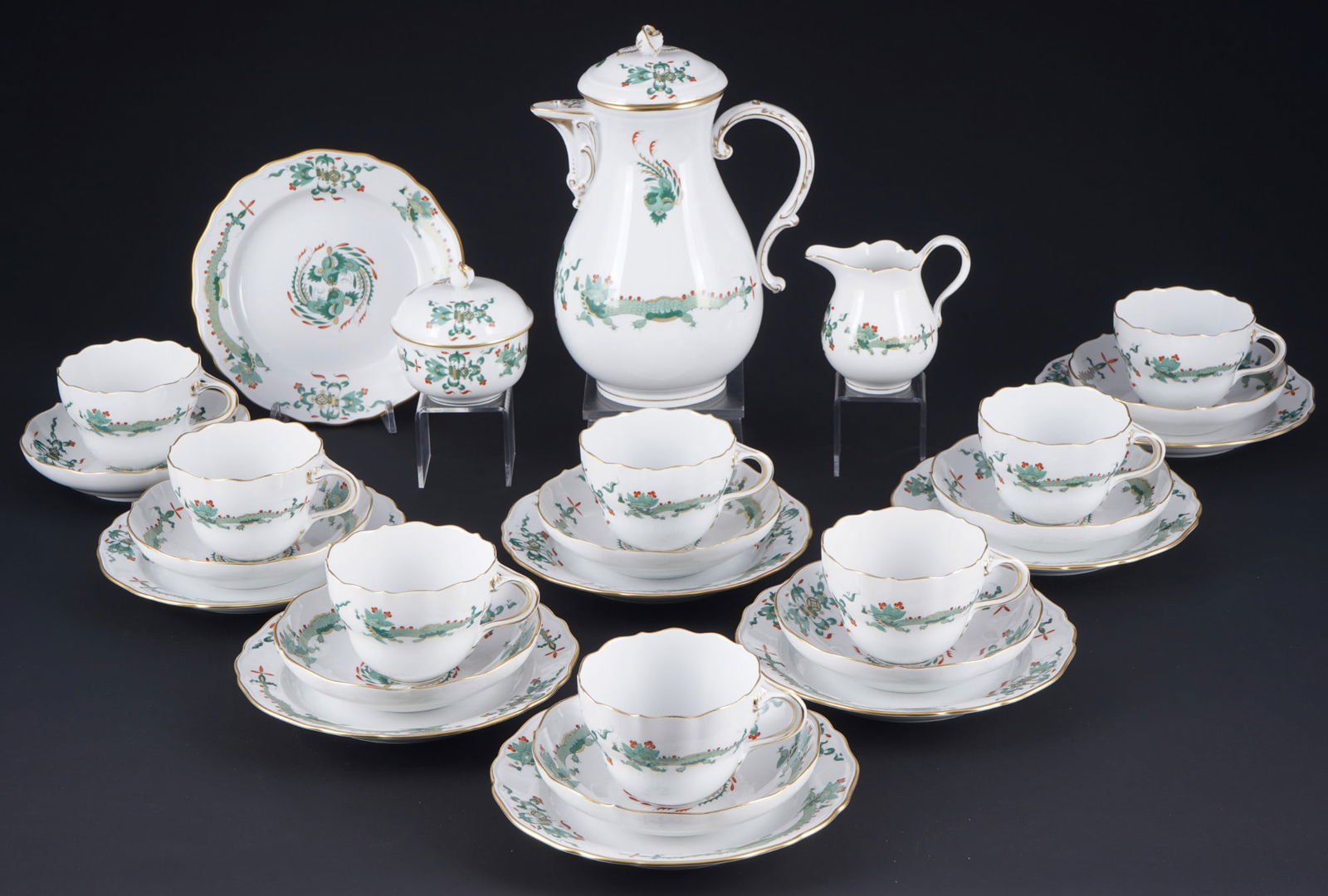 Meissen Court Dragon Rich Green coffee service for 8 persons 1st choice,: 27-piece porcelain, blue sword mark 1st choice, decor Green Court Dragon Rich, red and gold shaded, decor no. 321310, 1x coffee pot H 24 cm x D 12.5 cm, 1x milk pot H 9.5 cm, 1x sugar bowl H 8.5 cm x