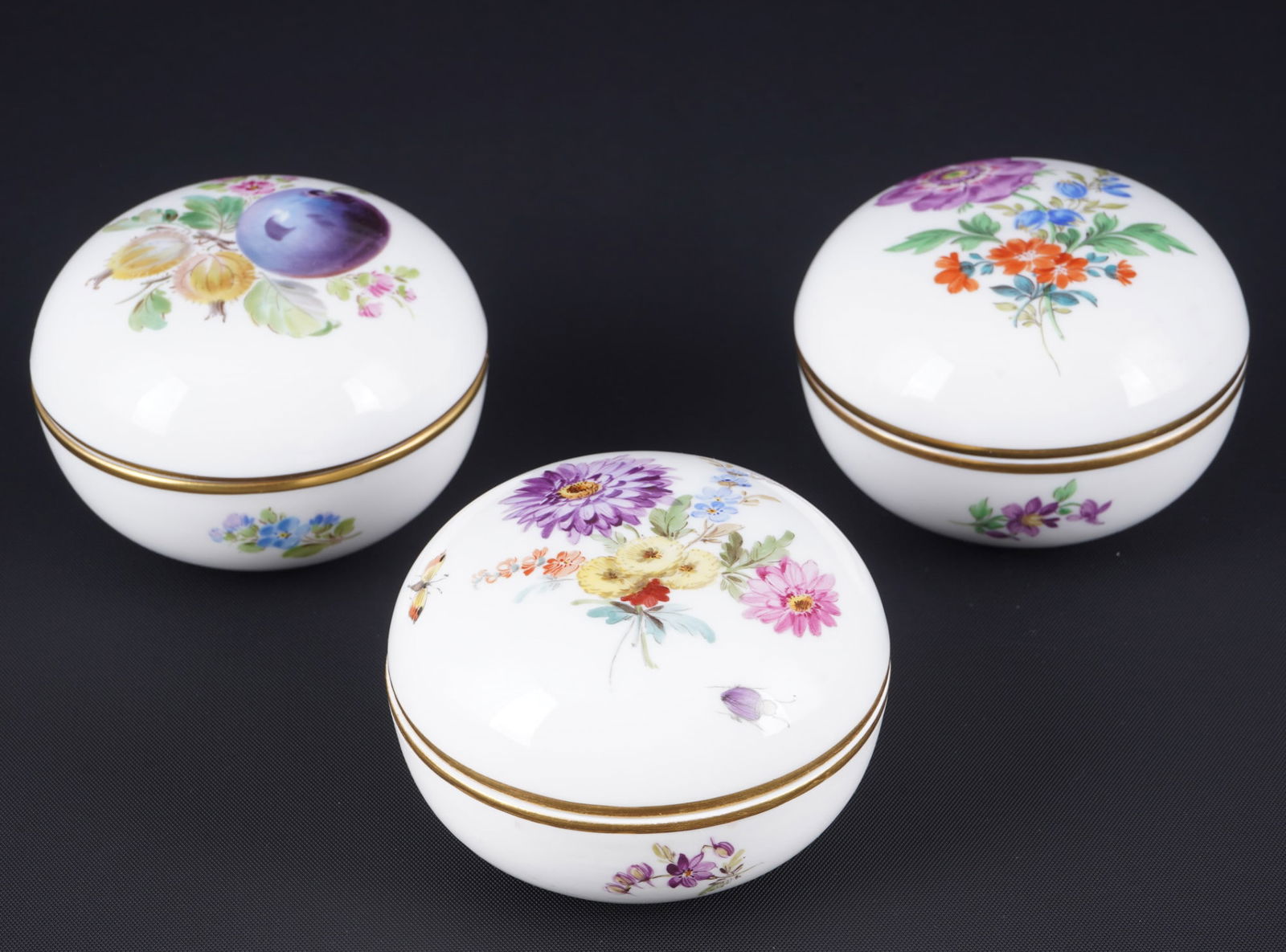 Meissen Fruits / Flowers 3 lidded boxes 1st choice,: porcelain, blue sword mark 1st choice, including knob mark 1815-1924, decor Fruits, Flower Bouquet and Flowers 3, 3x H 4.5 cm x D 7 cm