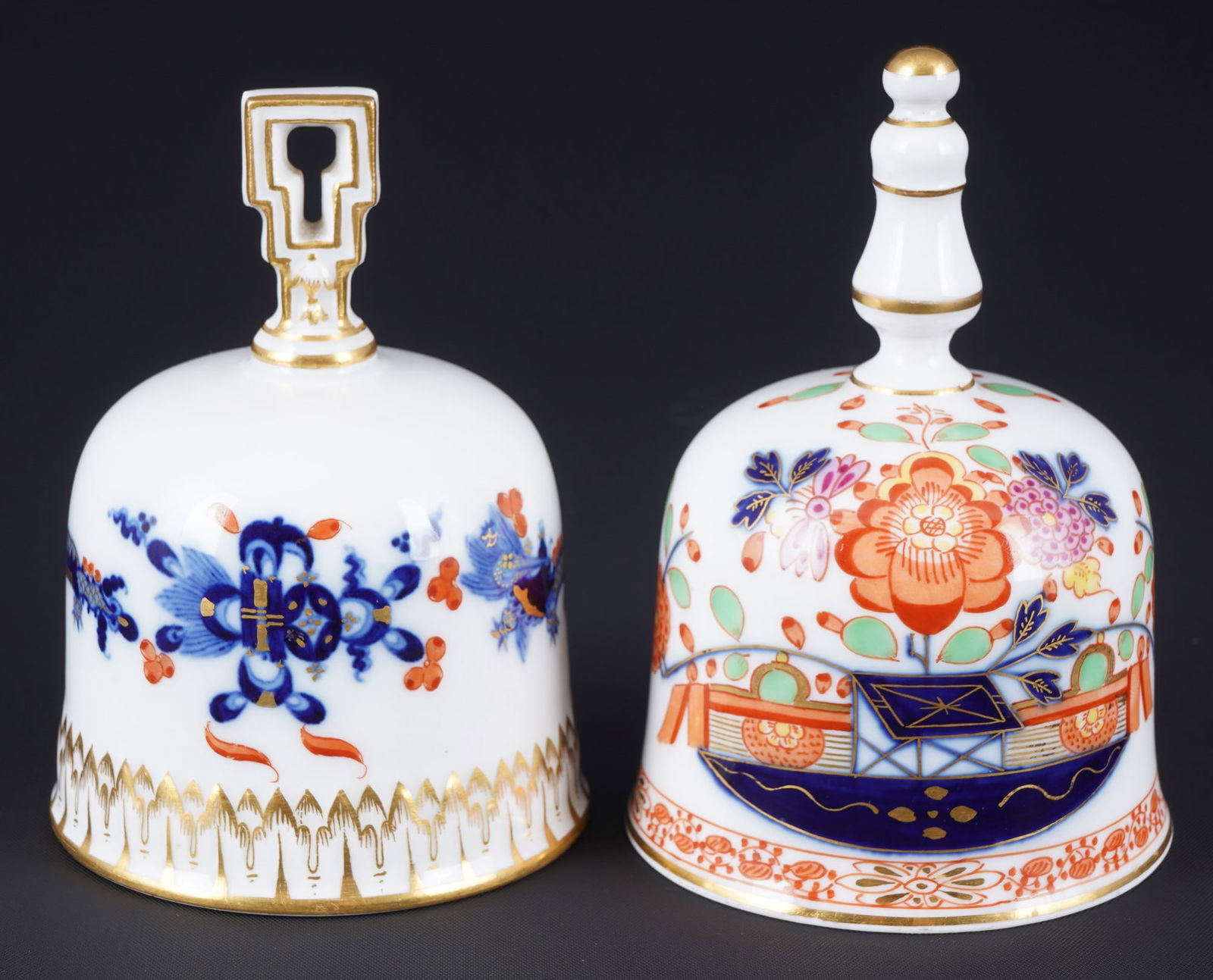 Meissen Tischchenmuster / Hofdrache Rich Blue 2 table bells 1st choice,: porcelain, blue sword mark 1st choice, knob mark 1815-1924, decor Court Dragon Rich Blue / Small Table Pattern, 1x H 11 cm x D 7.5 cm, 1x H 10.5 cm x D 7.5 cm