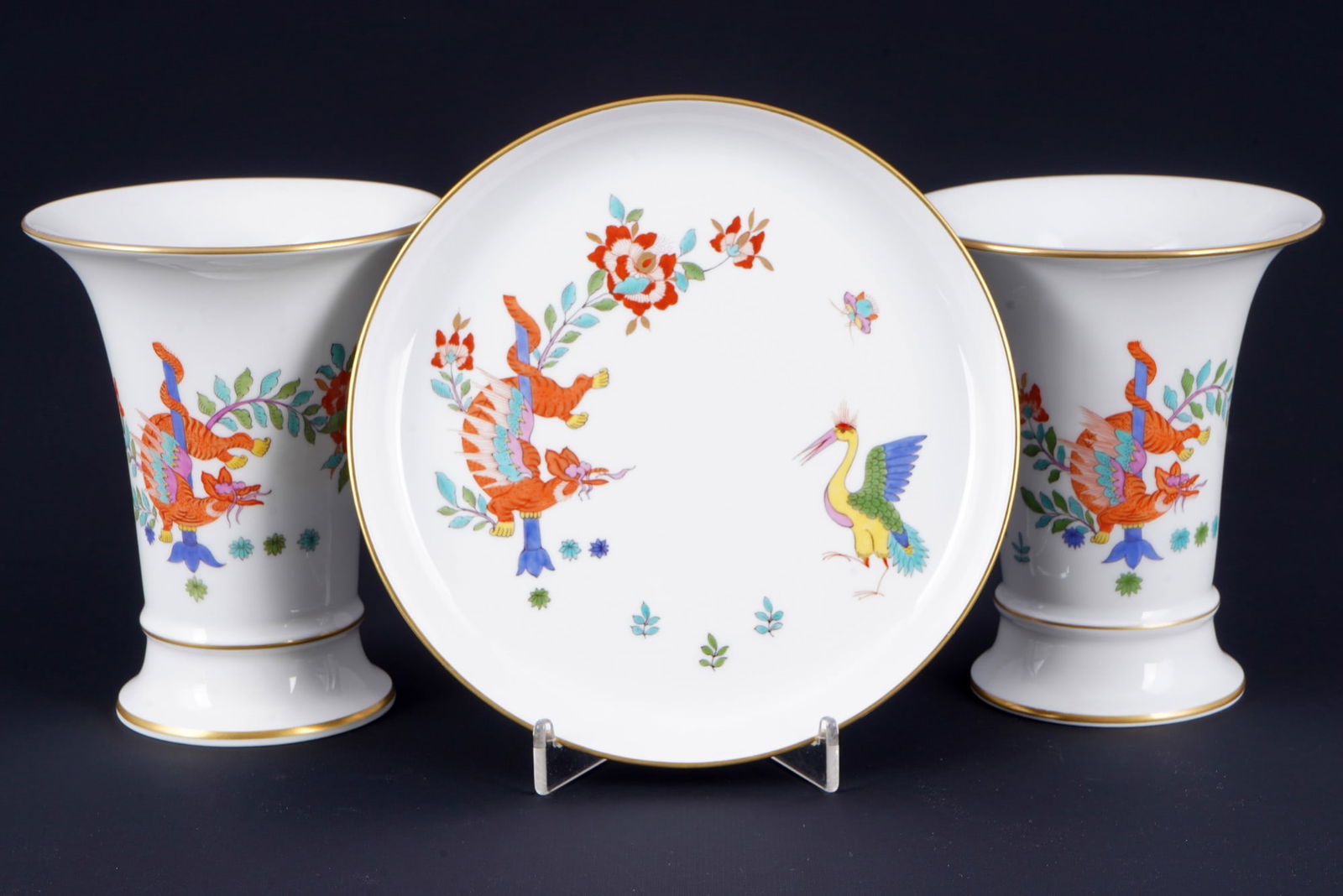 Meissen Tiger and Crane 2 vases with wall plate 1st choice,: porcelain, blue sword mark 1st choice, decor Red Tiger with Yellow Crane, decor no. 318b, 2x vases H 13.5 cm x D 11.5 cm, 1x wall plate D 17.5 cm