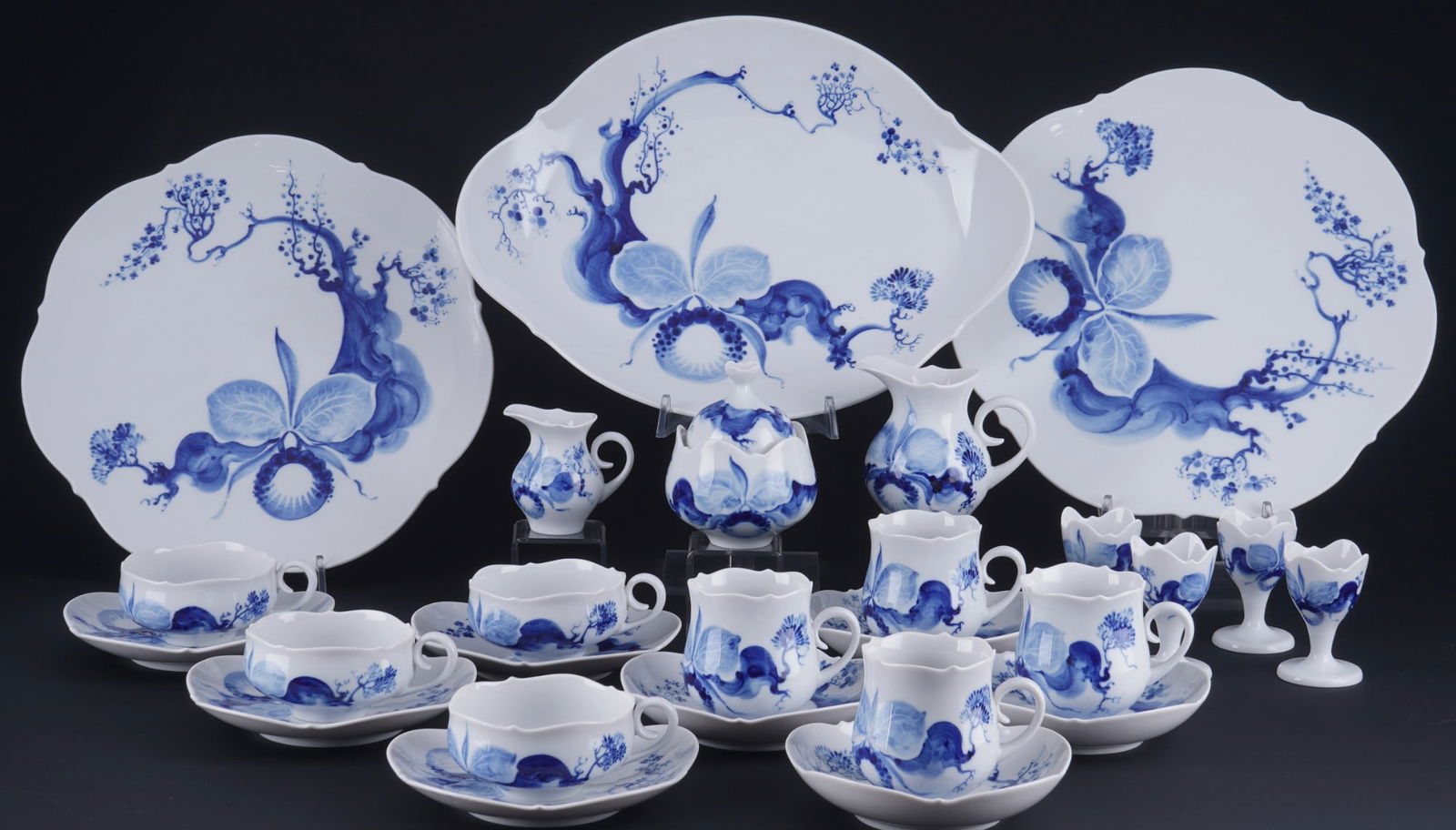 Meissen Blue Orchid coffee / tea set for 4 persons,: 26-piece porcelain, blue sword mark 1st & 3rd choice, decor Blue Orchid on Branch, 4x coffee cups (1st choice) H 7.5 cm x D 6.5 cm, 4x saucers (1st choice) D 14 cm, 4x tea cups H 4.5 cm x D 9 cm, 4x s