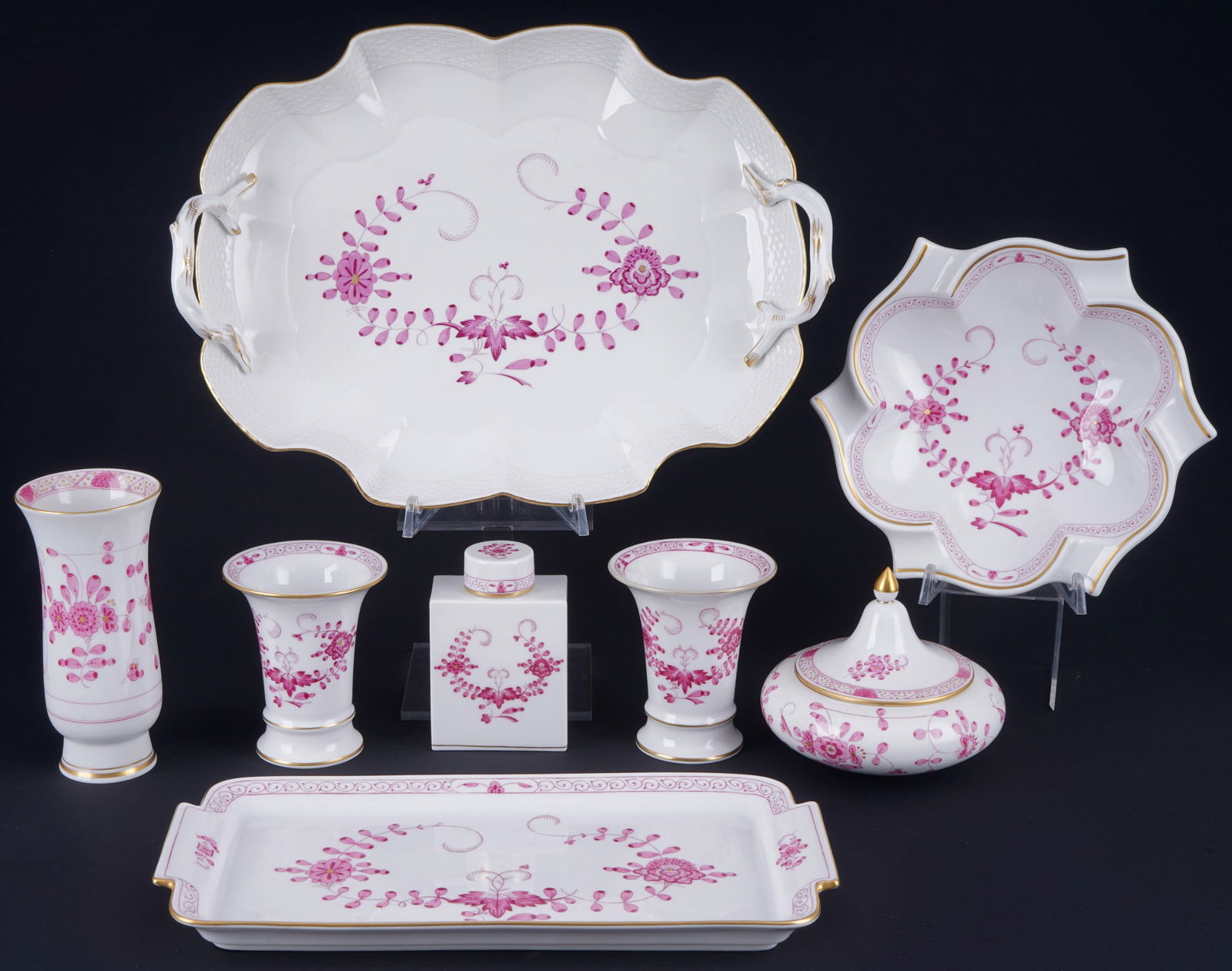 Meissen Indian Purple 8-piece decorative porcelain,: porcelain, blue sword mark 1st and 2nd choice, decor Indian Purple (including Rich), 1x tray H 4 cm x W 33 cm x D 25 cm, 1x cake dish L 29 cm x W 15 cm, 2x vases H 10 cm x D 8.5 cm, 1x vase Purple Ric