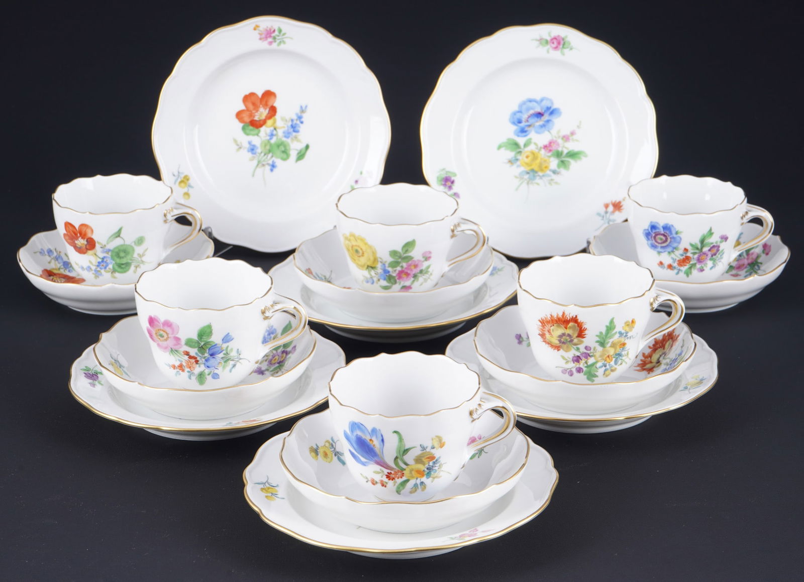 Meissen Flowers 6 mocha place settings 1st choice,: 18-piece porcelain, blue sword mark 1st choice, decor Flowers 3, place setting with matching flowers, decor no. 060110, 6x mocha cups H 5 cm x D 6.5 cm, 6x saucers D 10.5 cm, 6x dessert plates D 14 cm