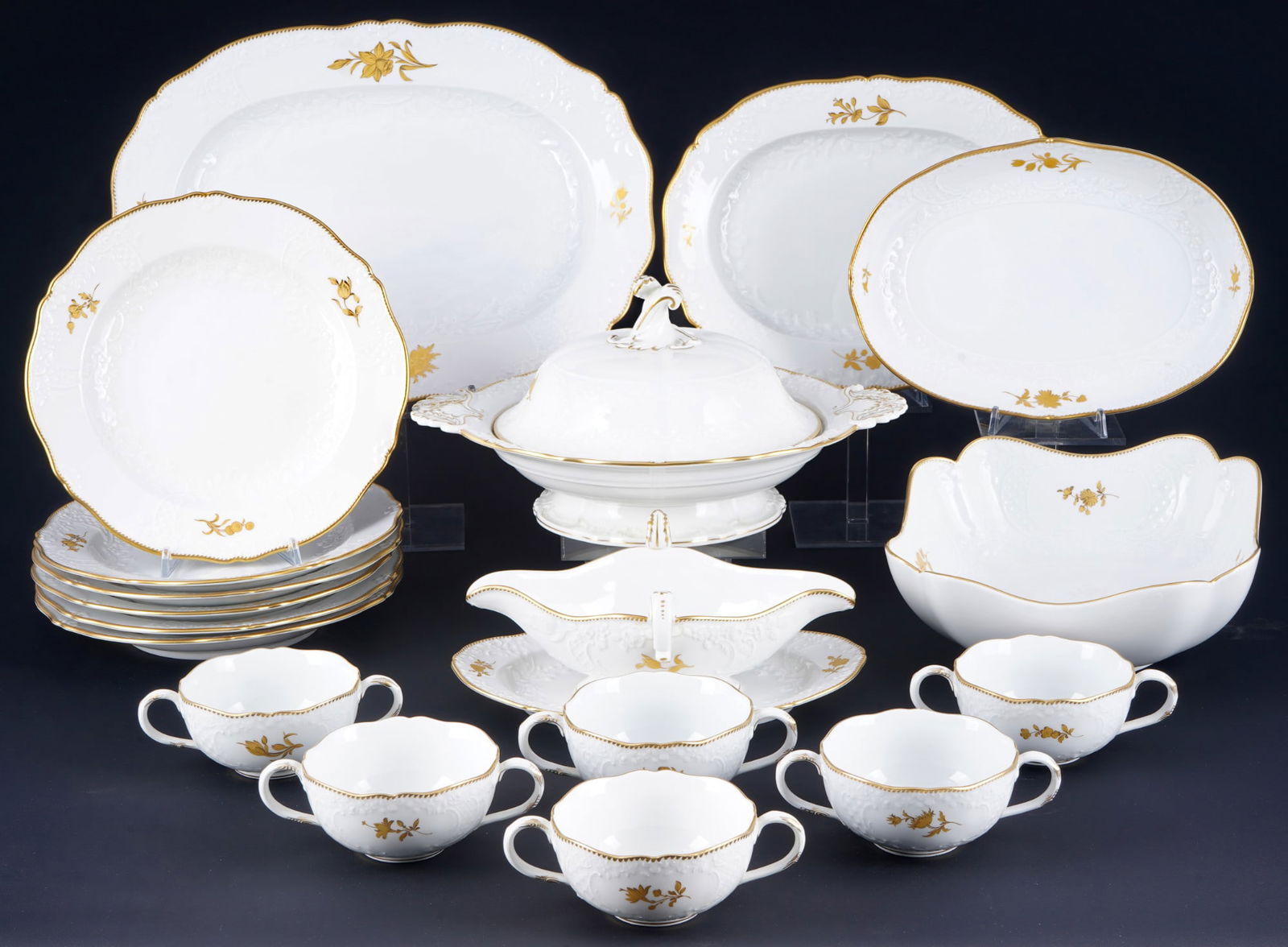 Meissen New Marseille Gold Flower dinner service for 6 persons,: 18-piece porcelain, blue sword mark 1st and 2nd choice, shape New Marseille, decor Gold flower / Gold Branch, decor no. 233823, 6x dinner plates D 25 cm, 6x soup bowls H 5.5 cm x D 10.5 cm, 1x tureen