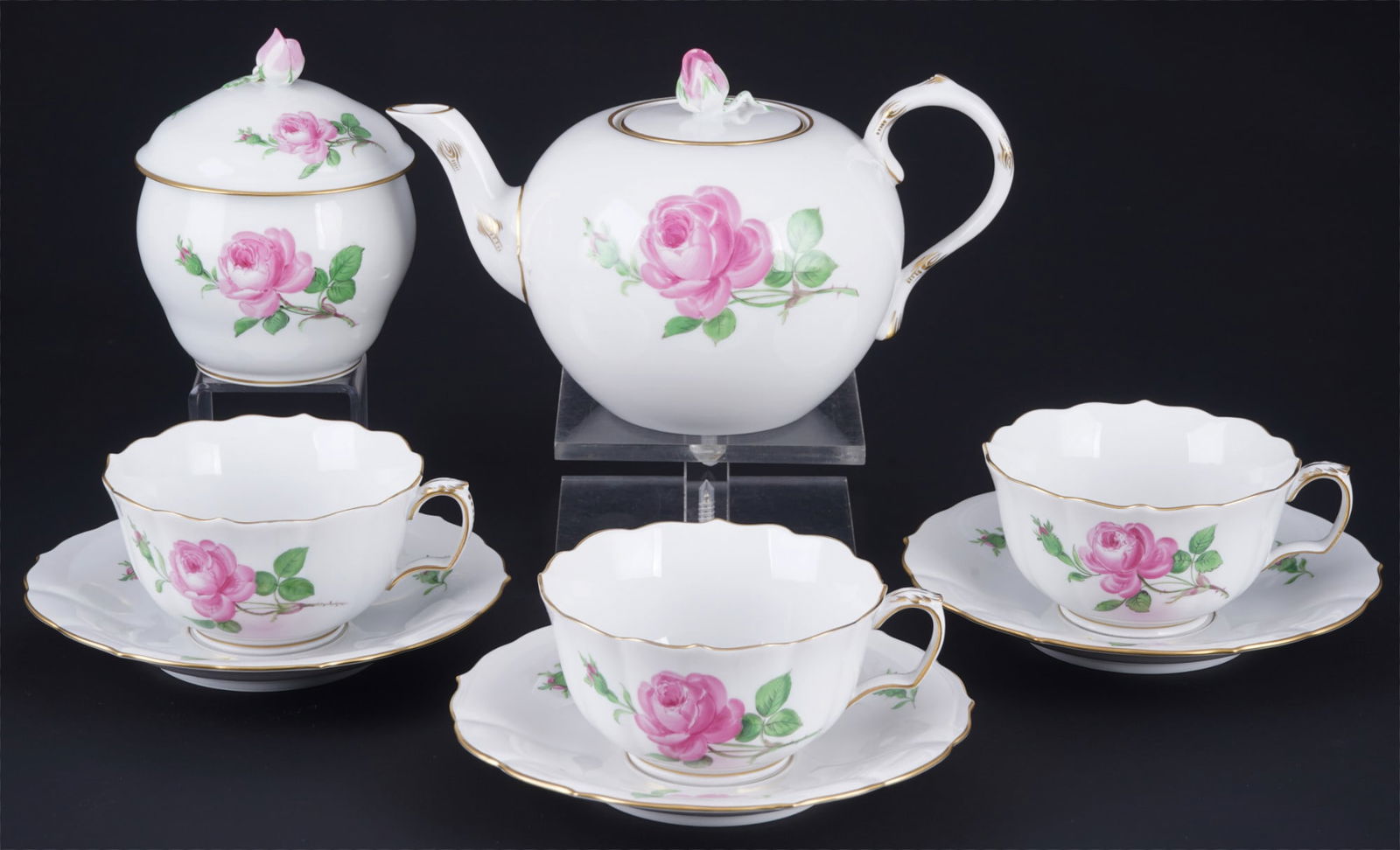 Meissen Red Rose tea set for 3 persons,: 8-piece porcelain, blue sword mark with two grinding strokes 2nd choice, decor Red Rose, 1x tea pot H 12 cm x D 12 cm, 1x lidded box (1st choice) H 11 cm x D 9 cm, 3x tea cups H 5.5 cm x D 10 cm, 3x s