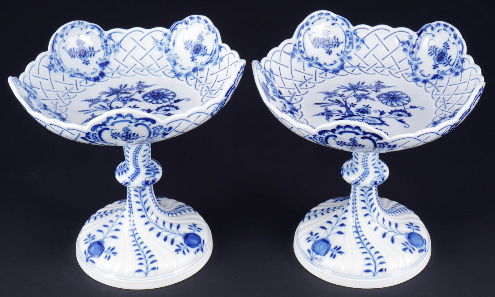 Meissen Blue Onion 2 large centerpieces 1st choice, (1 of 4)