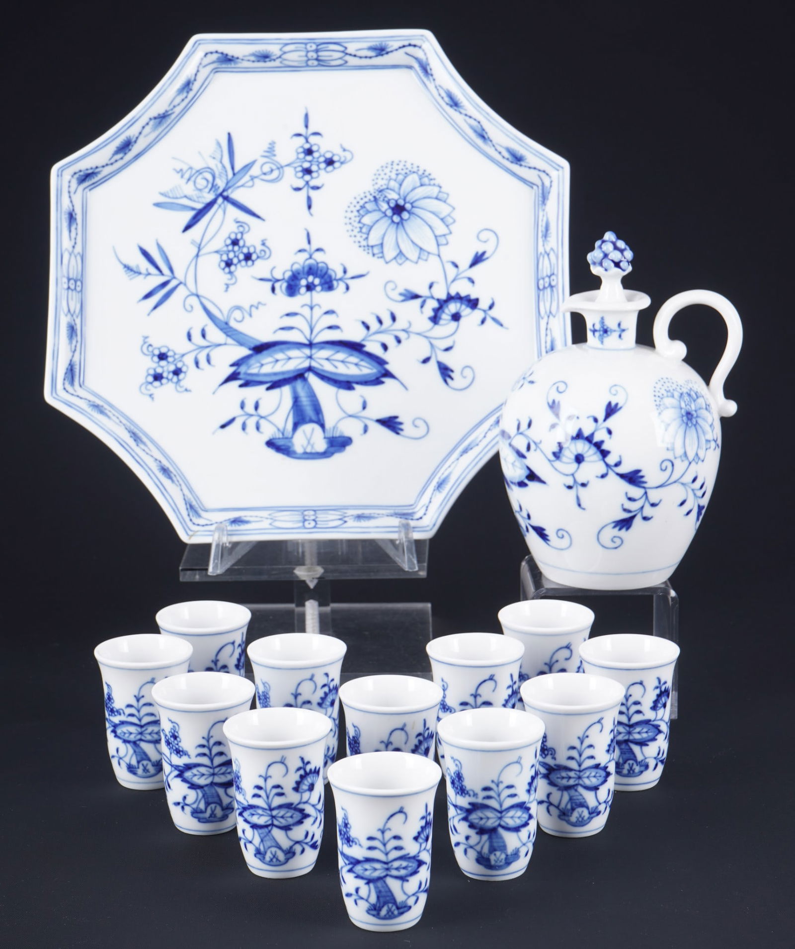 Meissen Blue Onion liqueur set for 12 persons,: porcelain, blue sword mark 1st choice and three cups 2nd choice, decor Blue Onion, 12x liqueur cup H 5 cm x D 3.5 cm, 1x liqueur bottle H 13.5 cm x D 8.5 cm, 1x tray W 21.5 cm, firing crack at the bot