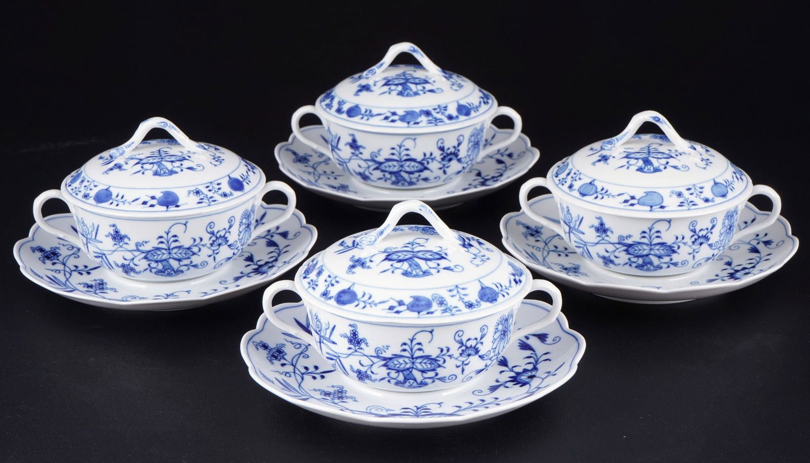 Meissen Blue Onion 4 soup cups with branch handle,: porcelain, blue sword mark with one grinding stroke (2x saucers with three grinding strokes 3rd choice), decor Blue Onion, 4x soup bowls with lids H 10 cm x W 16 cm x D 11.5 cm, 4x saucers D 19.5 cm