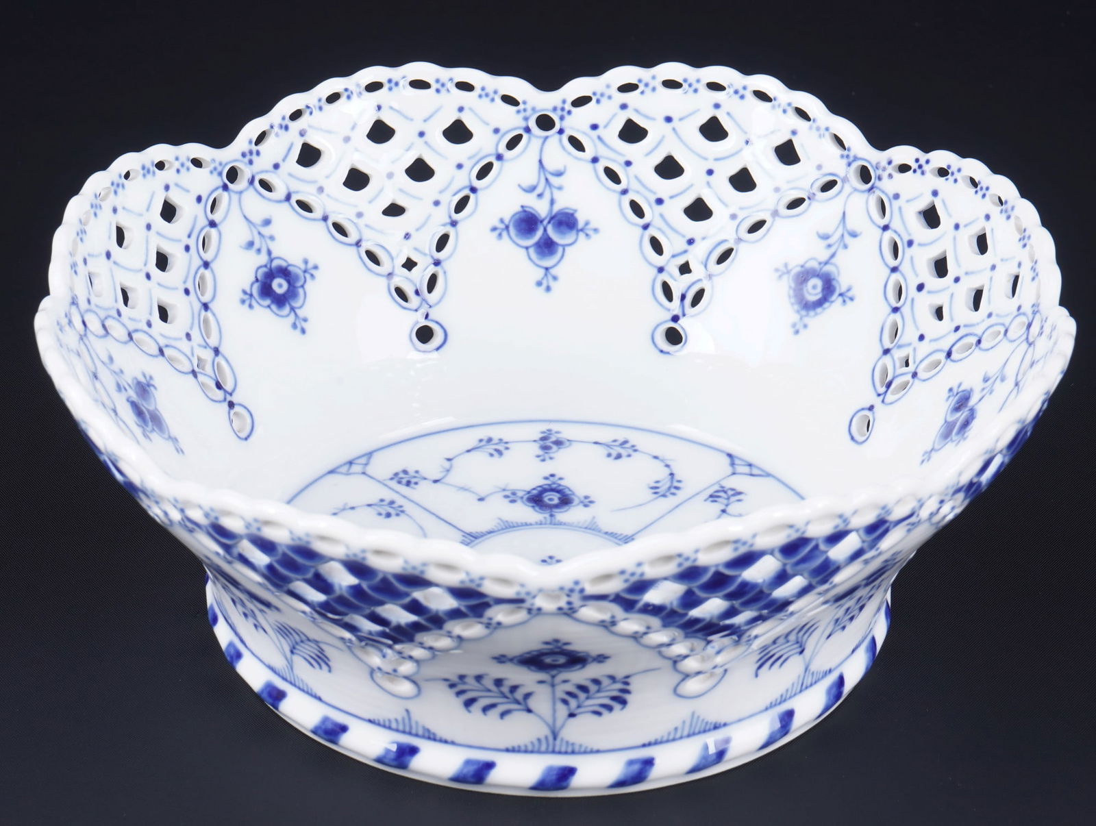 Royal Copenhagen Musselmalet Full Lace large fruit basket 1061, (1 of 3)