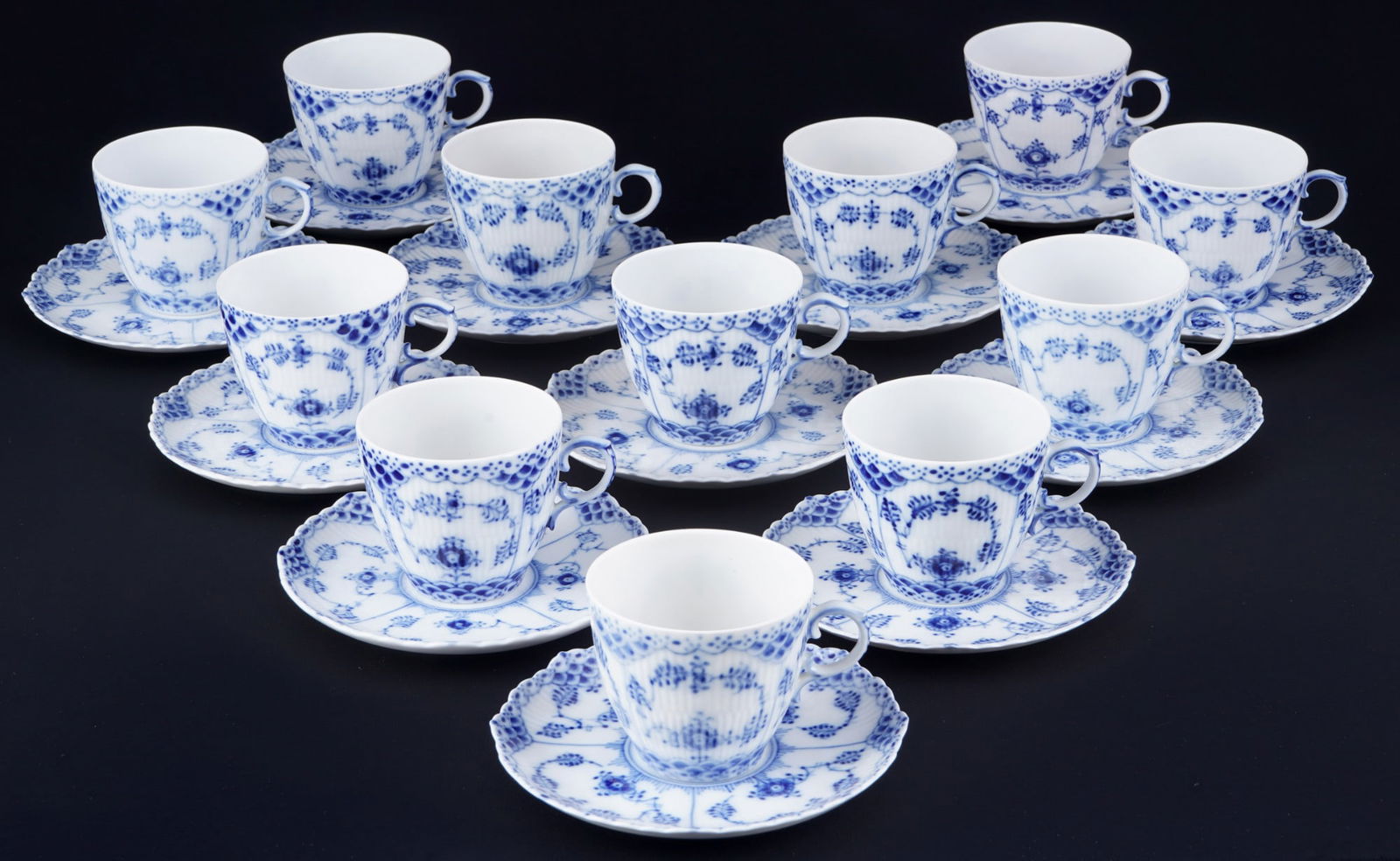 Royal Copenhagen Musselmalet Full Lace 12 coffee cups 1035,: porcelain, Denmark, with green company mark and blue waves, 5x cups and 2x saucers with grinding stroke, decor Musselmalet Full Lace, 12x coffee cups #1035 H 6 cm x D 7 cm, 12x saucers #1035 D 13.5 cm
