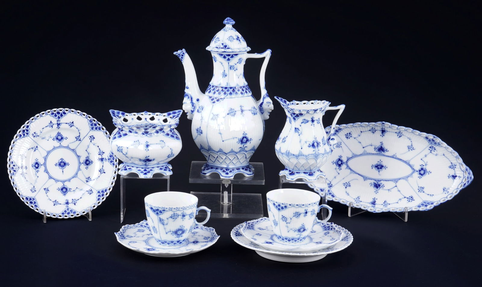 Royal Copenhagen Musselmalet Full Lace mocha tete a tete,: 10-piece porcelain, Denmark, with green company mark and blue waves, decor Musselmalet Full Lace, 1x mocha pot #1030 H 21 cm x D 10.5 cm, 1x milk jug #1032 H 10.5 cm, 1x sugar bowl #1112 H 7.5 cm x W