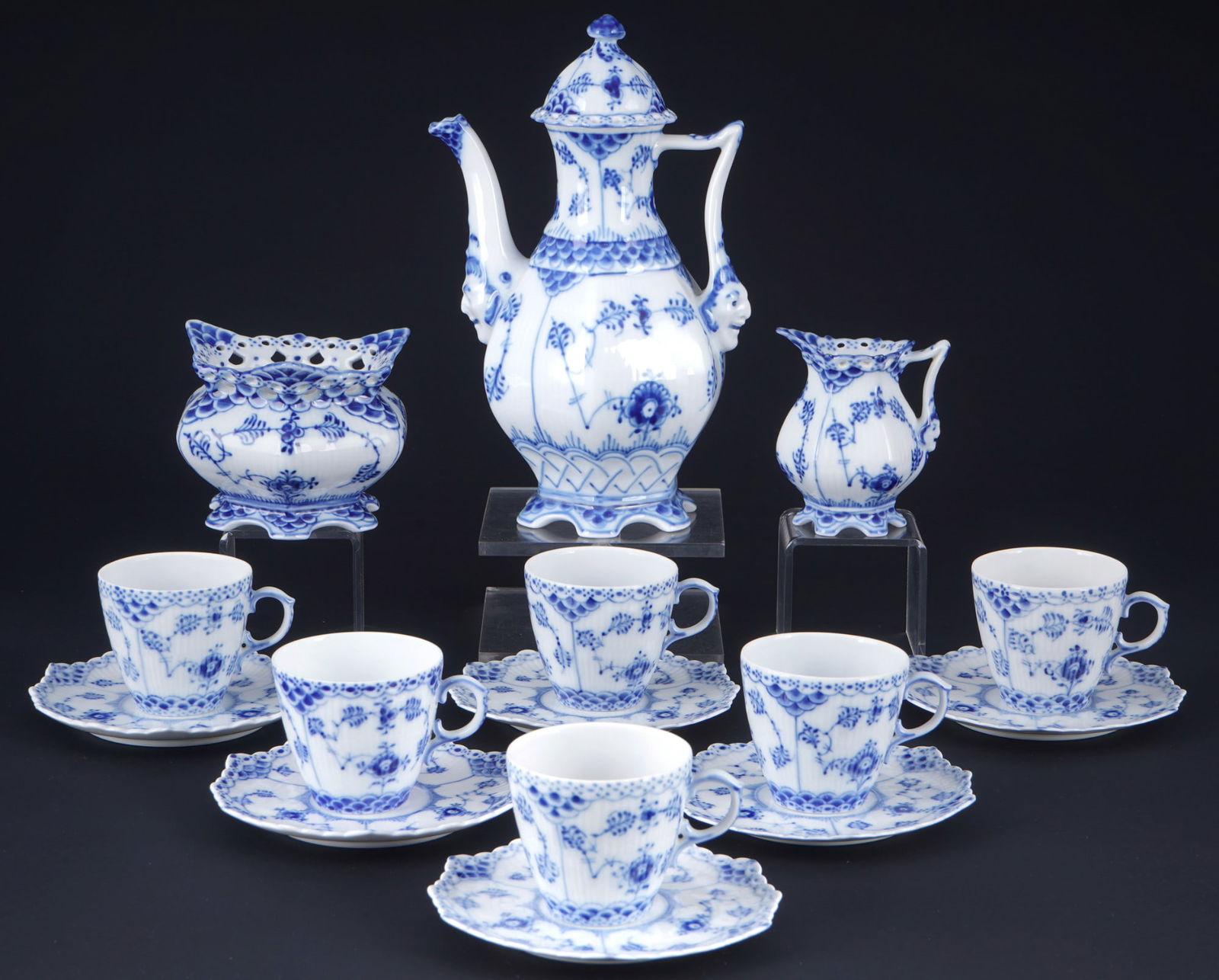 Royal Copenhagen Musselmalet Full Lace mocha service for 6 persons,: 15-piece porcelain, Denmark, with green company mark and blue waves, decor Musselmalet Full Lace, 1x mocha pot #1030 H 21 cm x D 10.5 cm, 1x milk jug #1031 H 8 cm, 1x sugar bowl #1112 H 7.5 cm x W 10