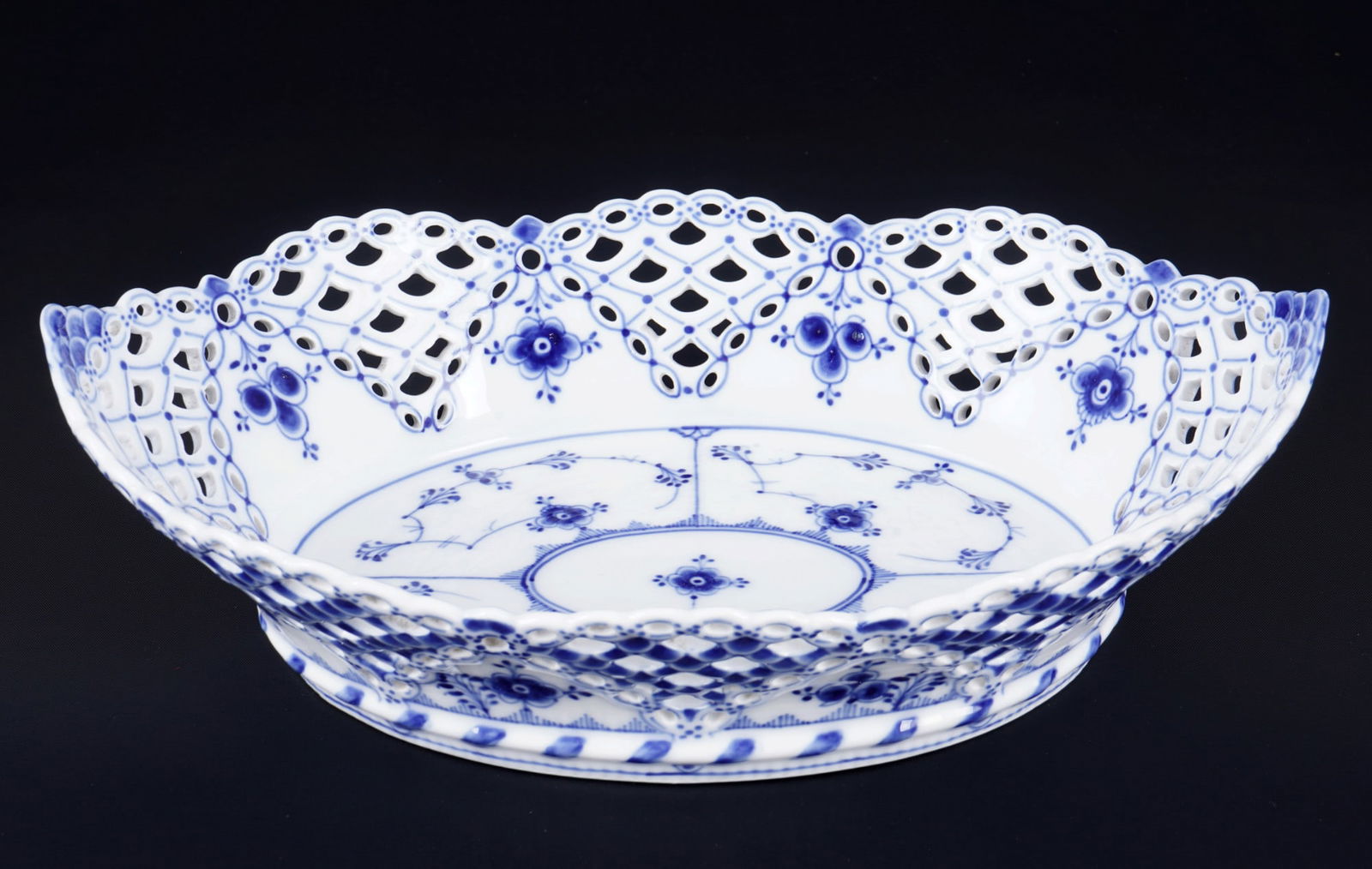 Royal Copenhagen Musselmalet Full Lace large fruit basket 1002, (1 of 5)