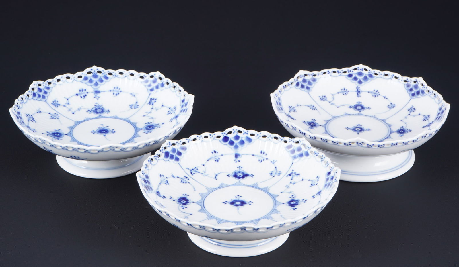 Royal Copenhagen Musselmalet Full Lace 3 footed bowls 1023,: porcelain, Denmark, with green company mark and blue waves, one bowl around 1900, decor Musselmalet Full Lace, model no. 1023, 3x H 6 cm x D 17 cm