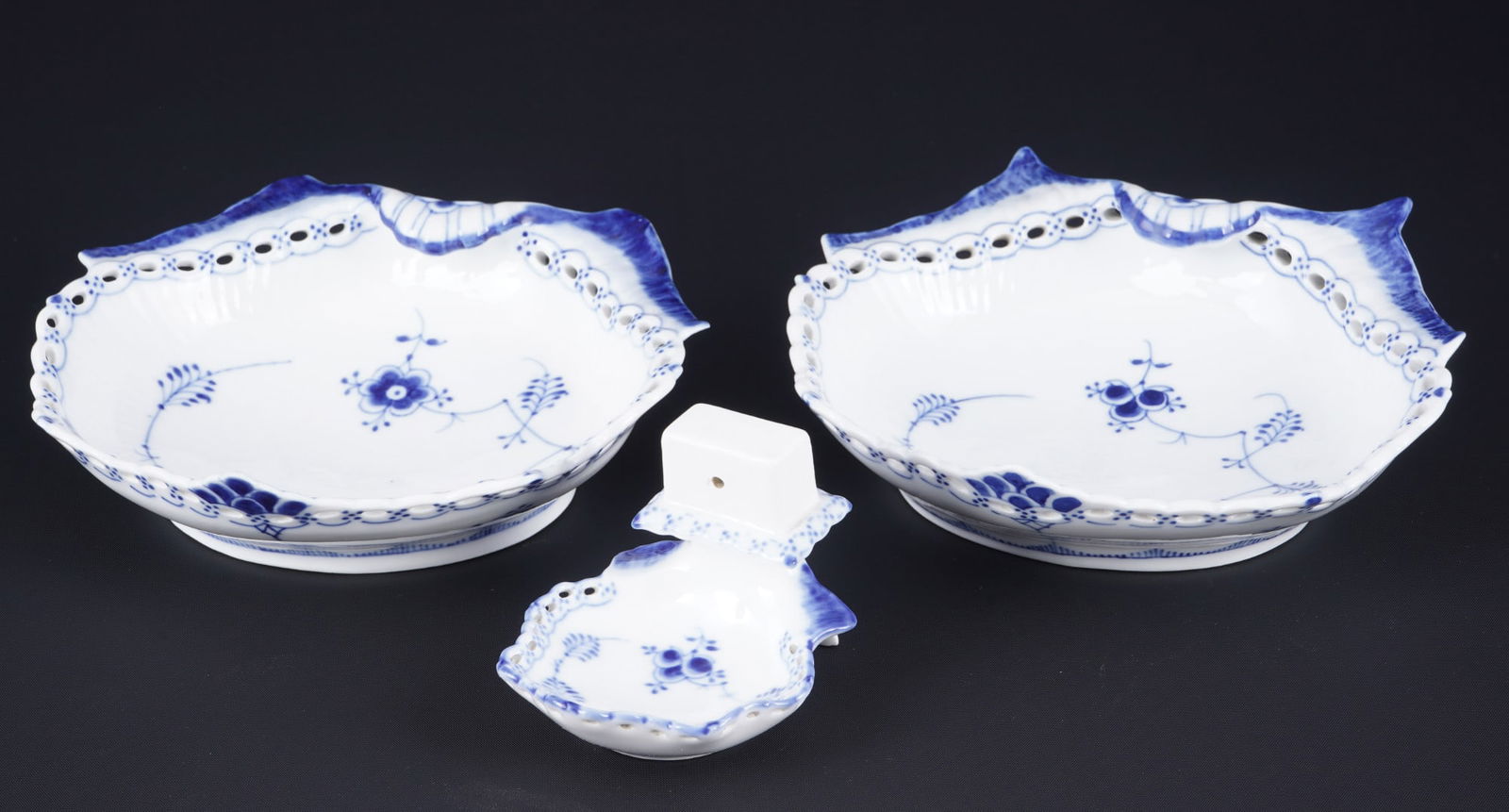 Royal Copenhagen Musselmalet Full Lace 2 shell bowls with matchstick holder 1072/1075,: porcelain, Denmark, with green company mark and blue waves around 1900, decor Musselmalet Full Lace, 2x shell bowls #1075 H 6 cm x W 19 cm x D 19 cm, 1x match holder #1072 H 6.5 cm x W 8 cm x D 9.5 cm