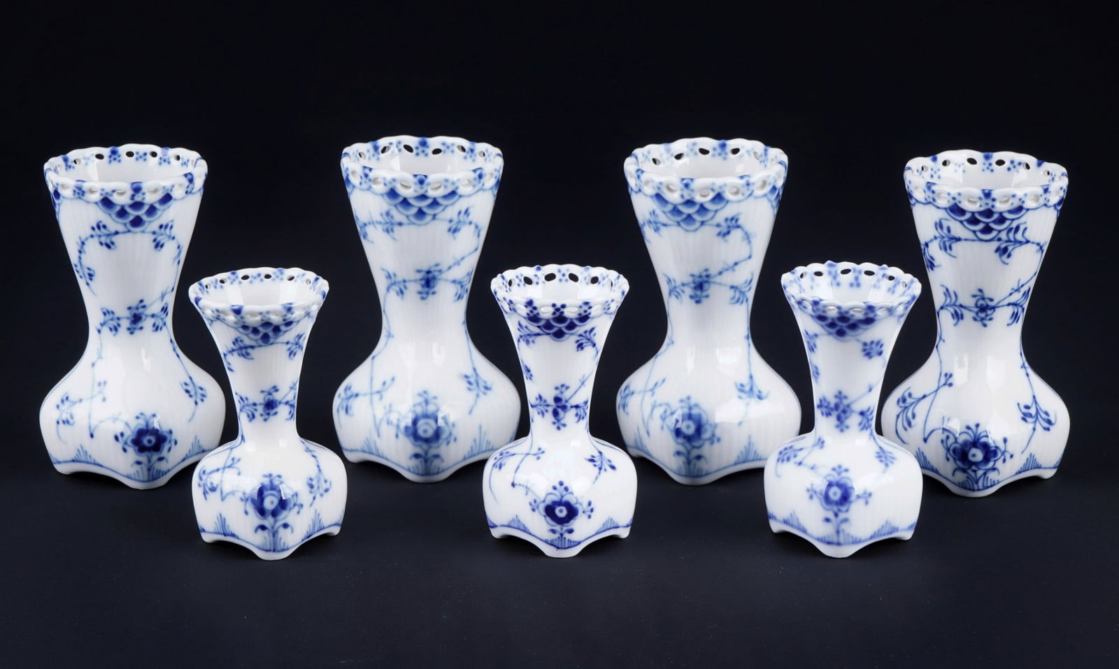 Royal Copenhagen Musselmalet Full Lace 7 vases 1161/1162 1st choice,: porcelain, Denmark, with green company mark and blue waves 1889-1922, decor Musselmalet Full Lace, 4x vase #1162 H 10 cm, 3x vase #11651 H 7.5 cm