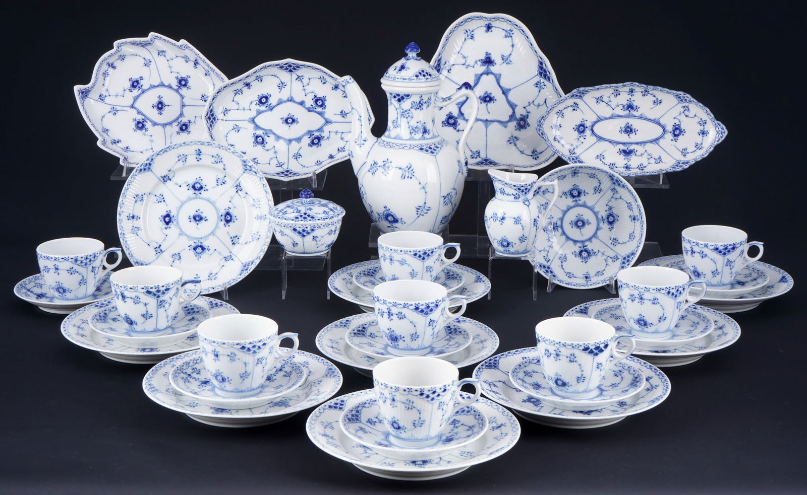 Royal Copenhagen Musselmalet coffee service for 9 persons,: xxx-piece porcelain, Denmark, with green company brand and blue waves, décor Mussel mallet half-lace, 1x coffee pot #519 H 24.5 cm x D 13 cm, 1x milk jug #522 H 10 cm, 1x sugar bowl #657 H 7.5 cm x D