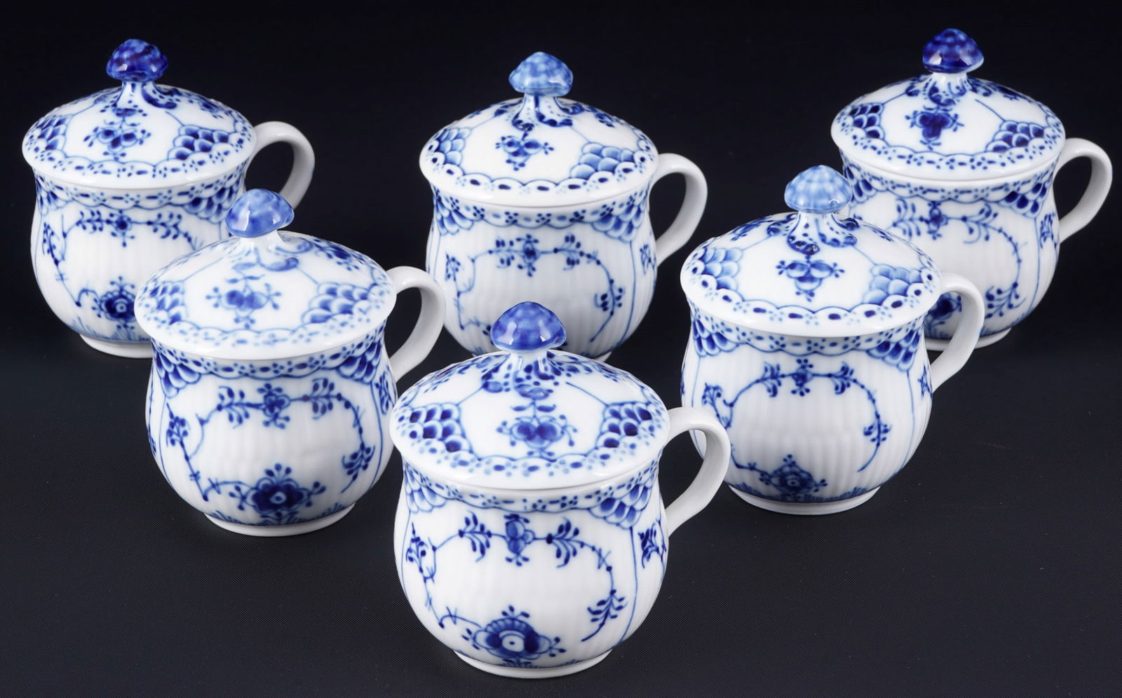 Royal Copenhagen Musselmalet 6 chocolate cups,: porcelain, with green company mark and blue waves, decor Musselmalet Half Lace, model no. 743 (two lids #744), 6x H 9 cm x D 6 cm