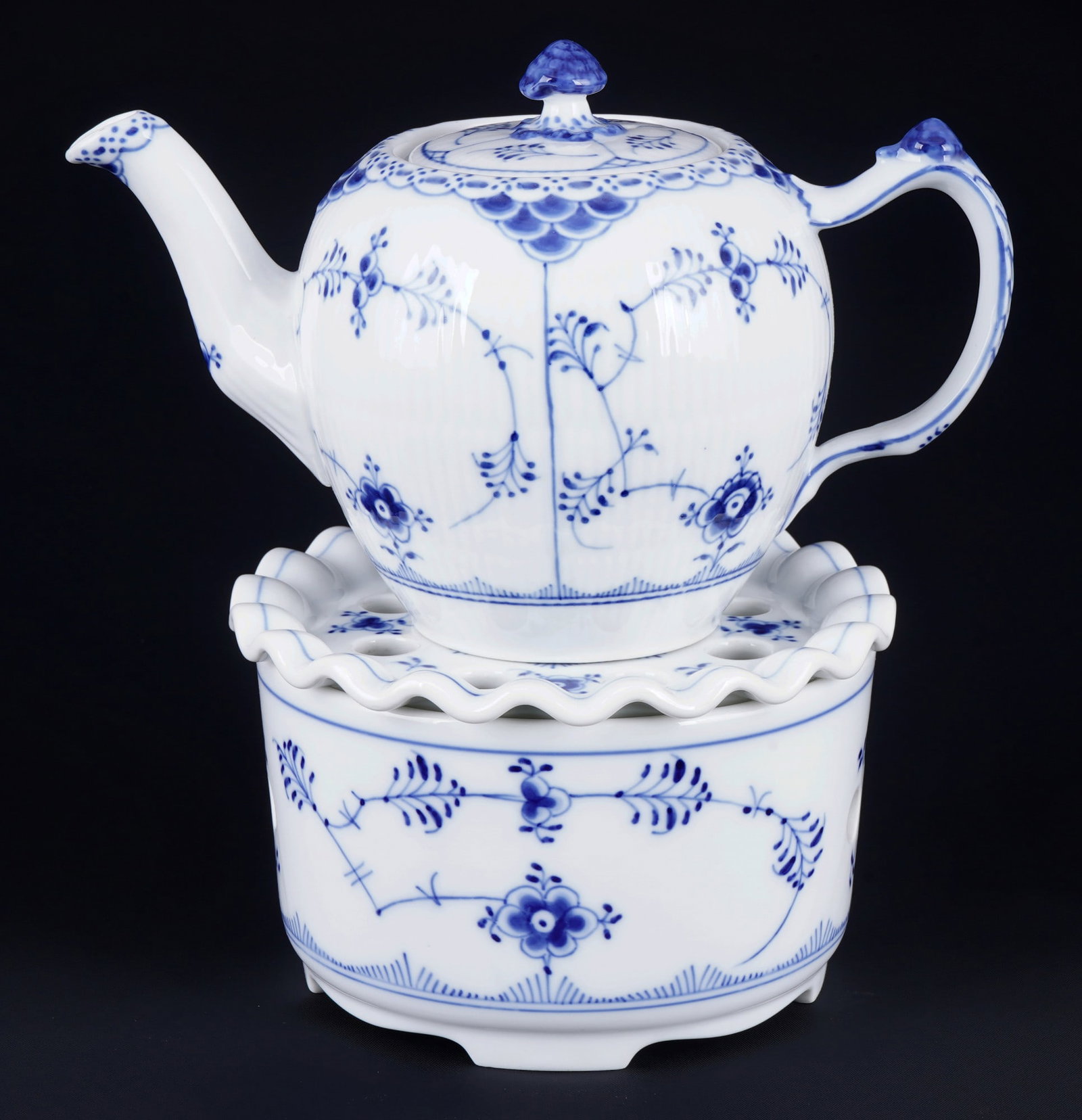 Royal Copenhagen Musselmalet tea pot with pot warmer, (1 of 7)