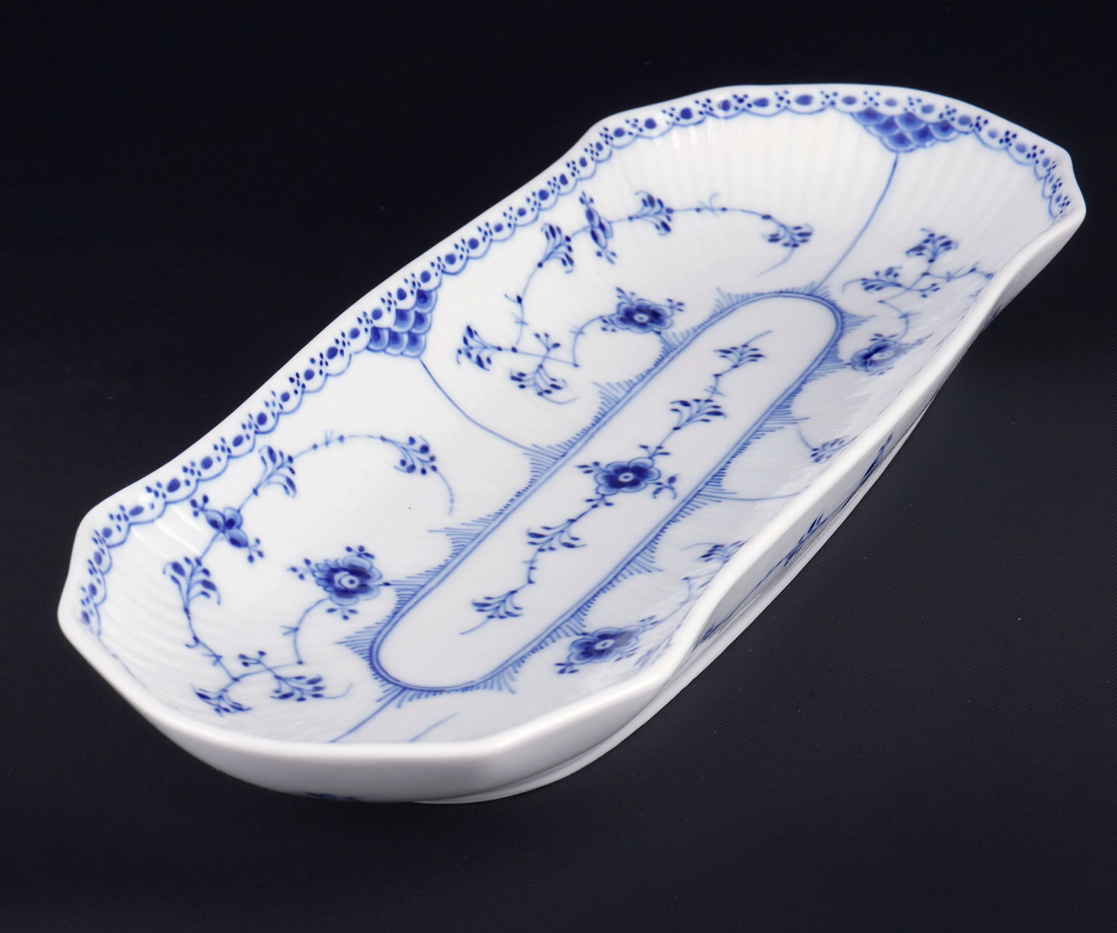 Royal Copenhagen Musselmalet oblong bowl 714, (1 of 4)