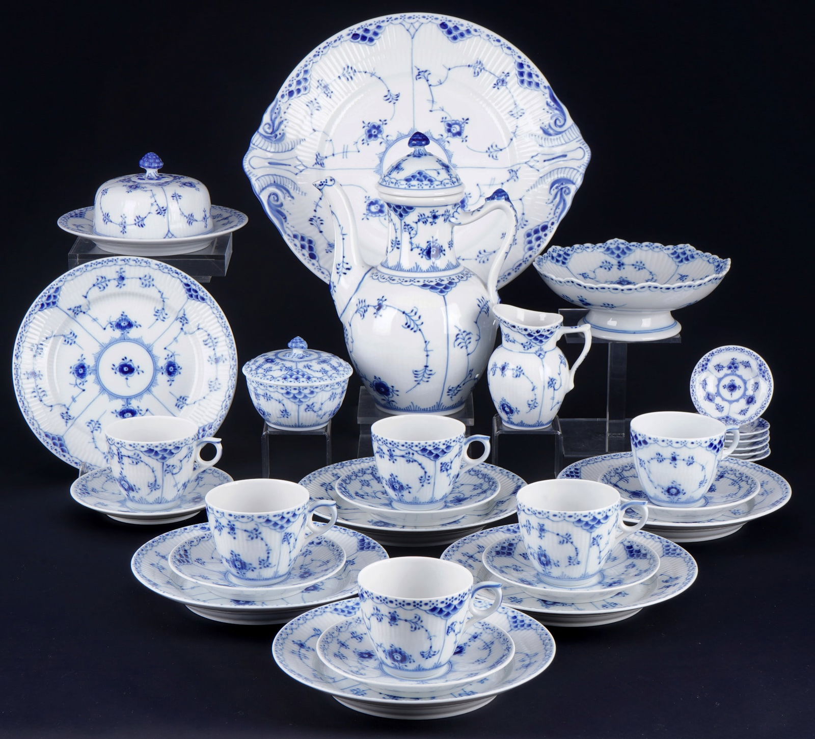 Royal Copenhagen Musselmalet coffee service for 6 persons,: 30-piece porcelain, Denmark, with green company mark and blue waves, decor Musselmalet Half Lace, 1x coffee pot #519 H 24 cm x D 13 cm, 1x milk jug #522 H 10 cm, 1x sugar bowl #657 H 7.5 cm x D 8.5 cm