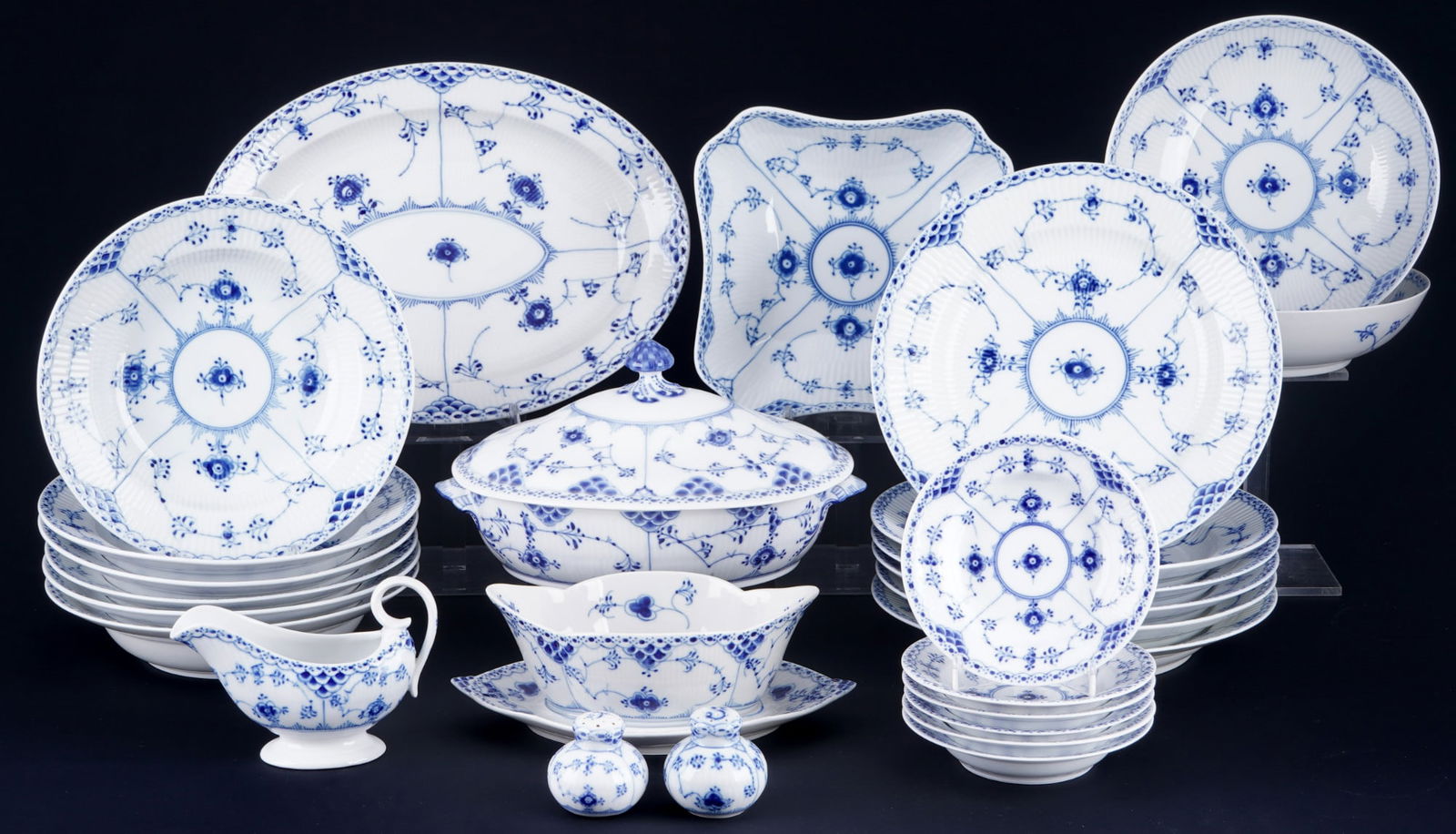 Royal Copenhagen Musselmalet dinner service for 6 persons, (1 of 13)