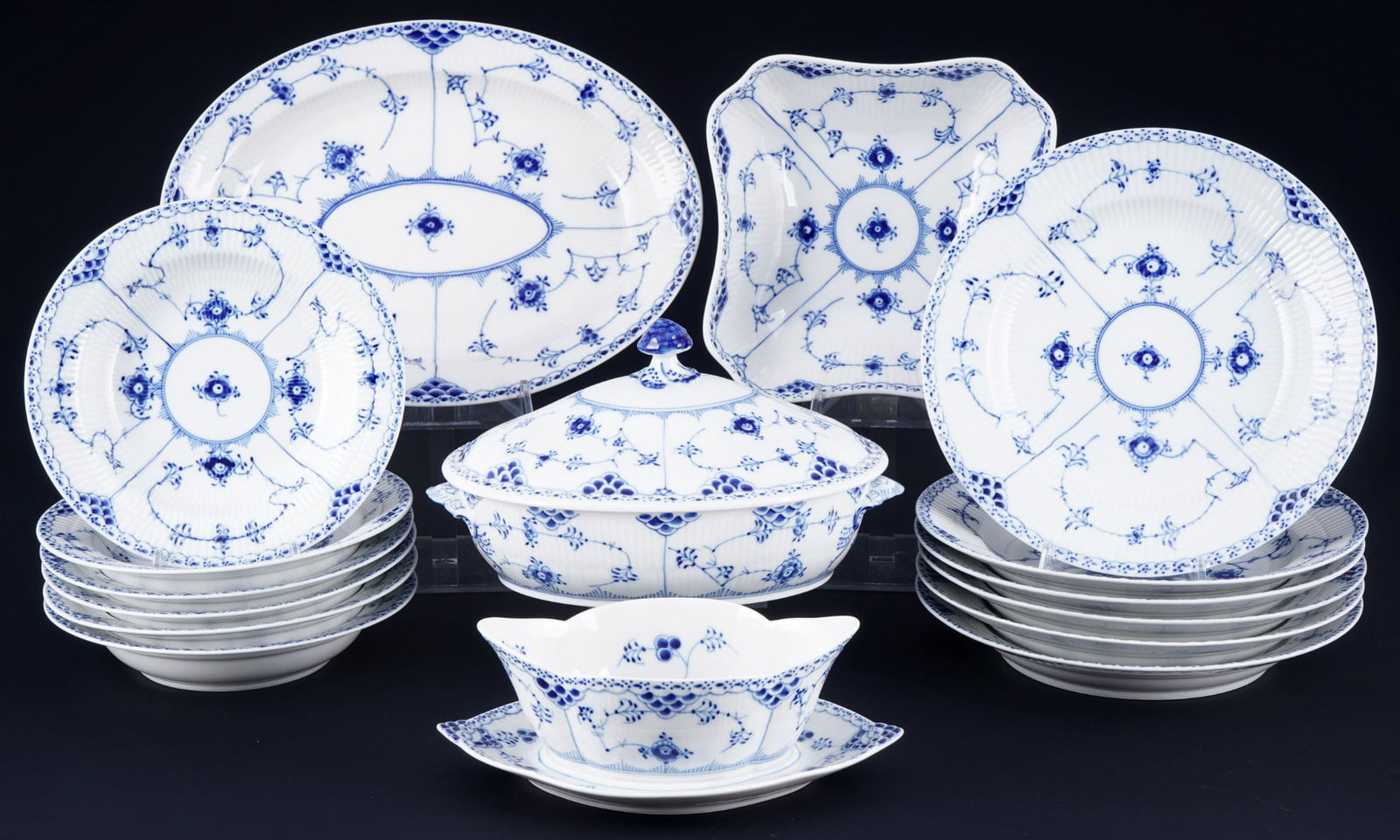 Royal Copenhagen Musselmalet dinner service for 6 persons,: 16-piece porcelain, Denmark, with green company mark and blue waves, decor Musselmalet Half Lace, 6x dinner plates #571 D 25.5 cm, 6x soup plates #566 D 21 cm, 1x tureen #622 H 15 cm x L 27 cm x W 17.