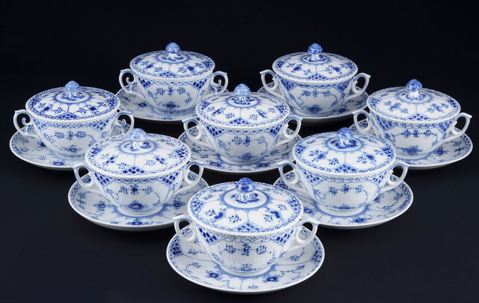 Royal Copenhagen Musselmalet 8 lidded soup bowls,: 18-piece porcelain, Denmark, with green company mark and blue waves, decor Musselmalet Half Lace, model no. 764, 8x soup cups H 9.5 cm x D 11 cm, 8x saucers D 16 cm