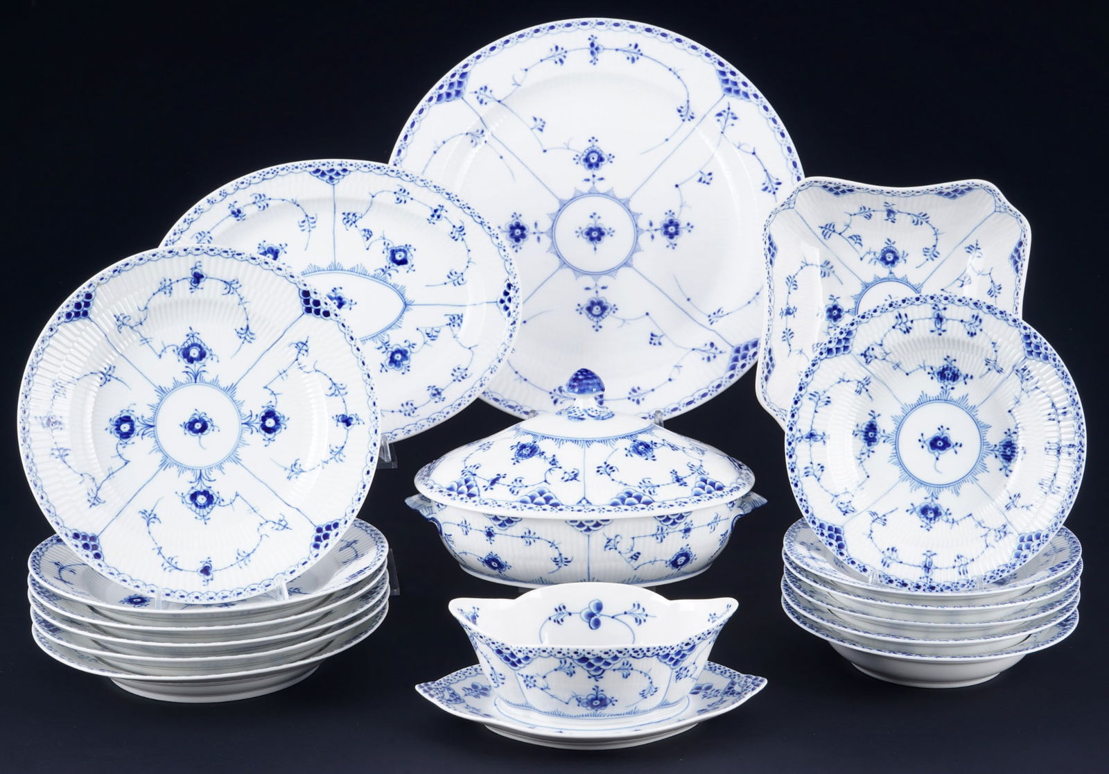 Royal Copenhagen Musselmalet dinner service for 6 persons, (1 of 9)