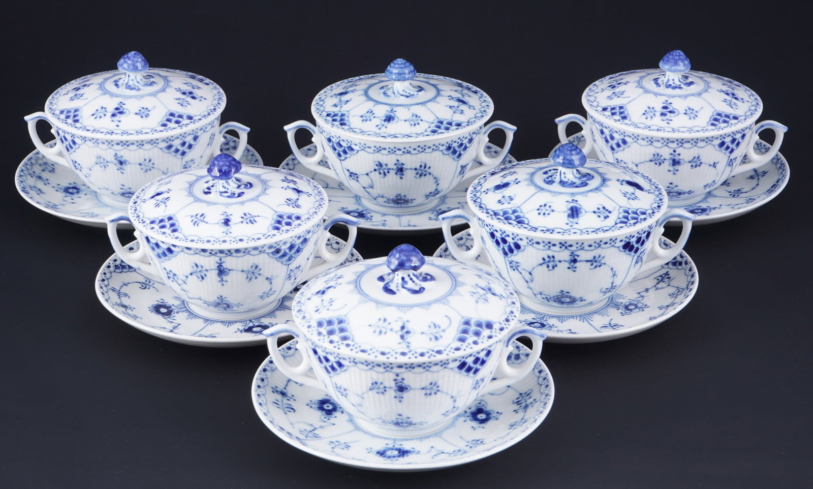 Royal Copenhagen Musselmalet 6 soup bowls with lid,: porcelain, Denmark, with green company mark and blue waves, with grinding stroke (3 cups, 2 lids and 2 saucers), decor Musselmalet Half Lace, model no. 764, 6x soup bowls with lid H 6.5 cm x D 11 cm,