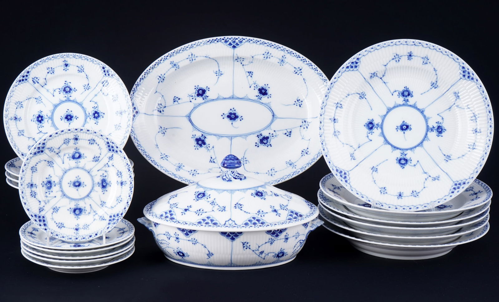 Royal Copenhagen Musselmalet dinner service for 6 persons, (1 of 7)