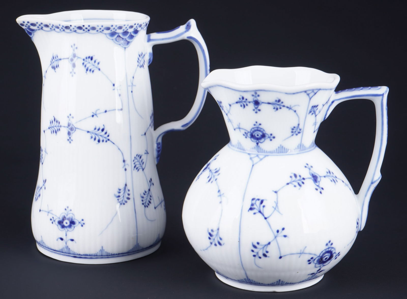 Royal Copenhagen Musselmalet / Strawflower 2 jugs,: porcelain, Denmark, with green company mark and blue waves 1889-1922, decor Musselmalet / Strawflower, 1x jug #697 H 18 cm x D 10 cm, 1x jug #386 H 14.5 cm x D 12 cm