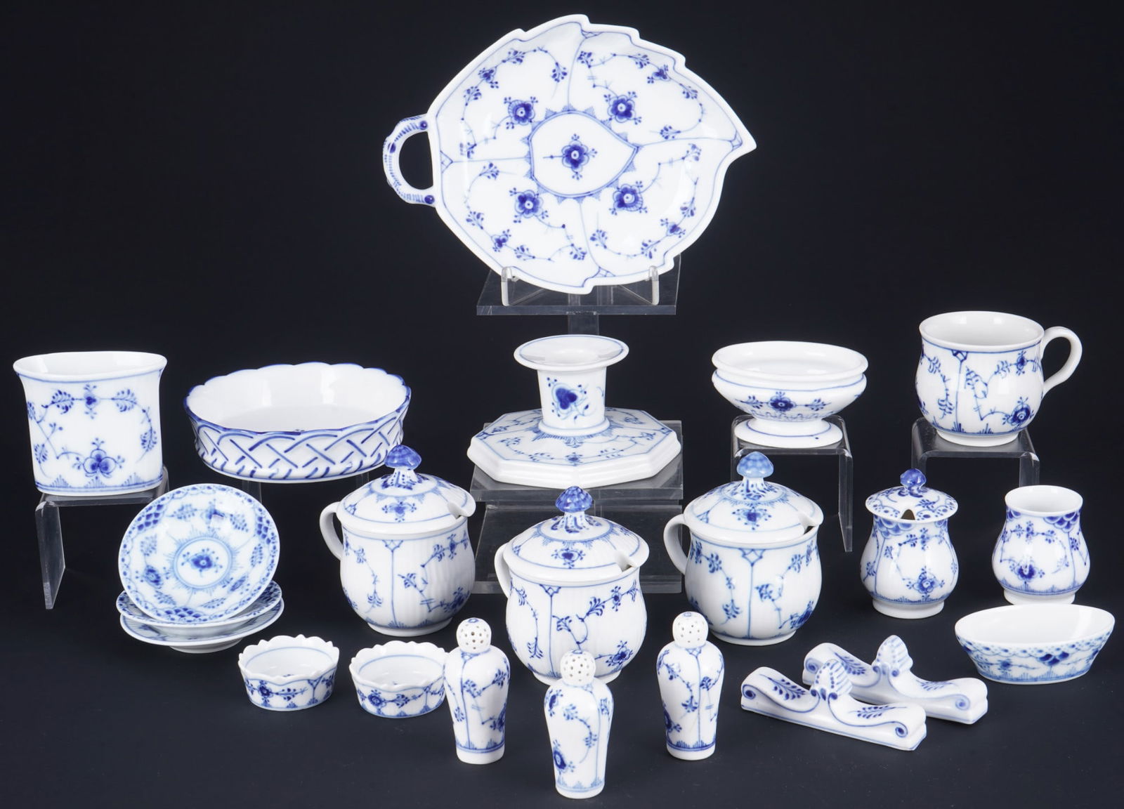Royal Copenhagen Musselmalet / Strawflower porcelain ensemble,: 21-piece porcelain, Denmark, with green company mark and blue waves e.g. 1889-1922, decor Musselmalet / Strawflower, 3x lidded cups (one lid is missing) #64 H 8.5 cm x D 6 cm, 2x knife rests #134 L 8