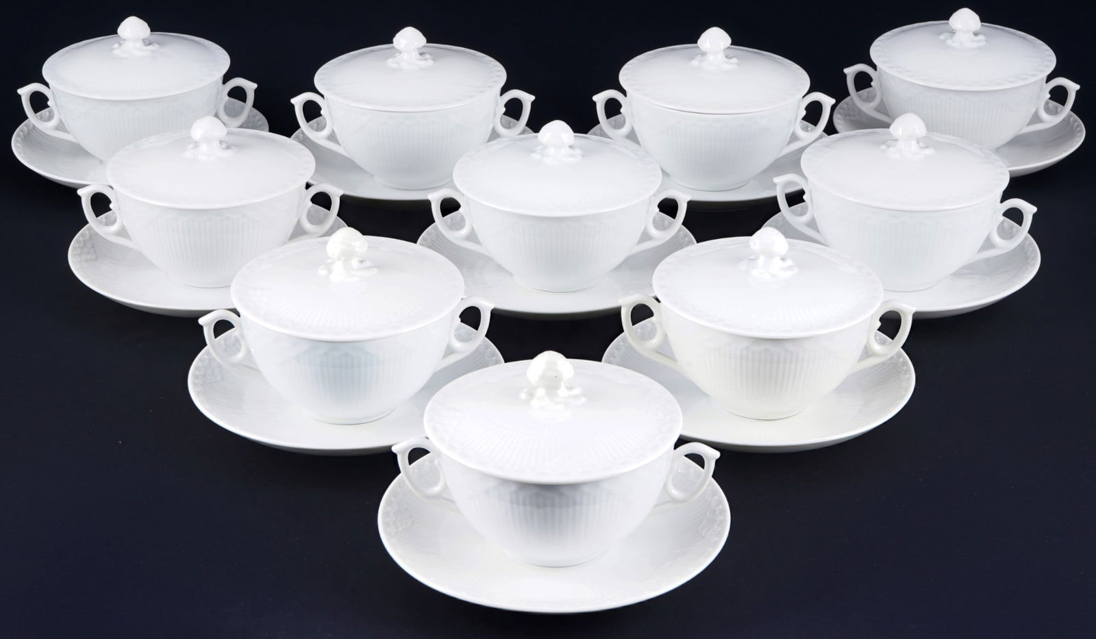 Royal Copenhagen Ribbed White 10 lidded soup bowls,: porcelain, green company mark with blue waves, decor Ribbed White, 10x soup bowls with lid H 10 cm x D 11 cm, 10x saucers D 16.5 cm