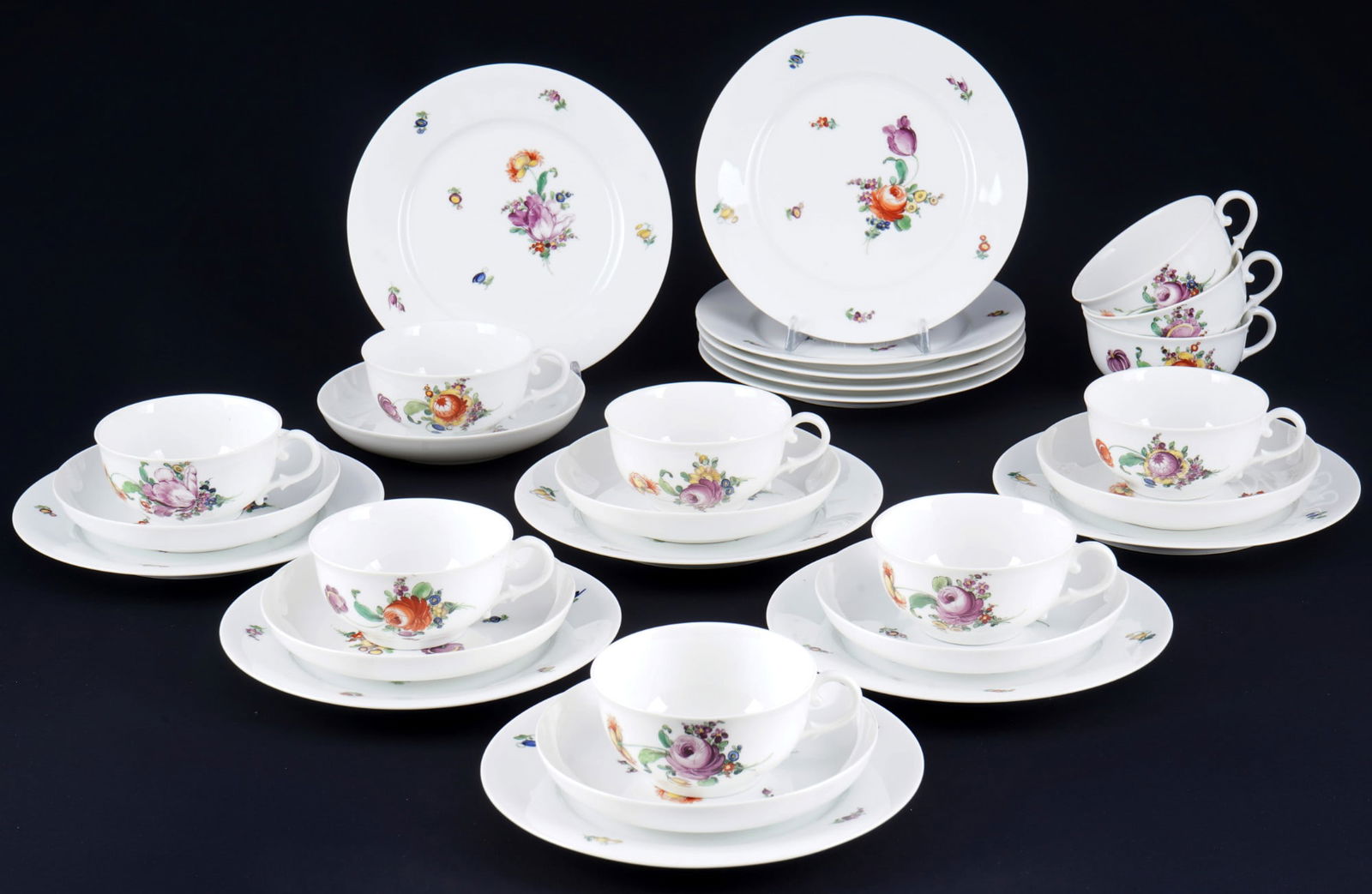 Nymphenburg Flowers 7 Teegedecke mit Restporzellan,: 29-piece porcelain, green coat of arms mark, decor Flowers, 7x tea cups H 5 cm x D 9.5 cm, 7x saucers D 15 cm, 7x dessert plates D 19 cm, additional replacement pieces: 3x tea cups and 5x dessert plat