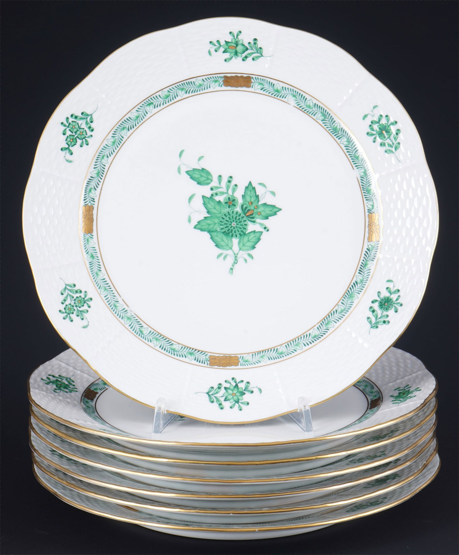 Herend Apponyi Vert 7 dinner plates,: porcelain, Hungary 20th century, blue company mark, decor AV Apponyi Vert, model no. 524, 7x D 25 cm, abrasion