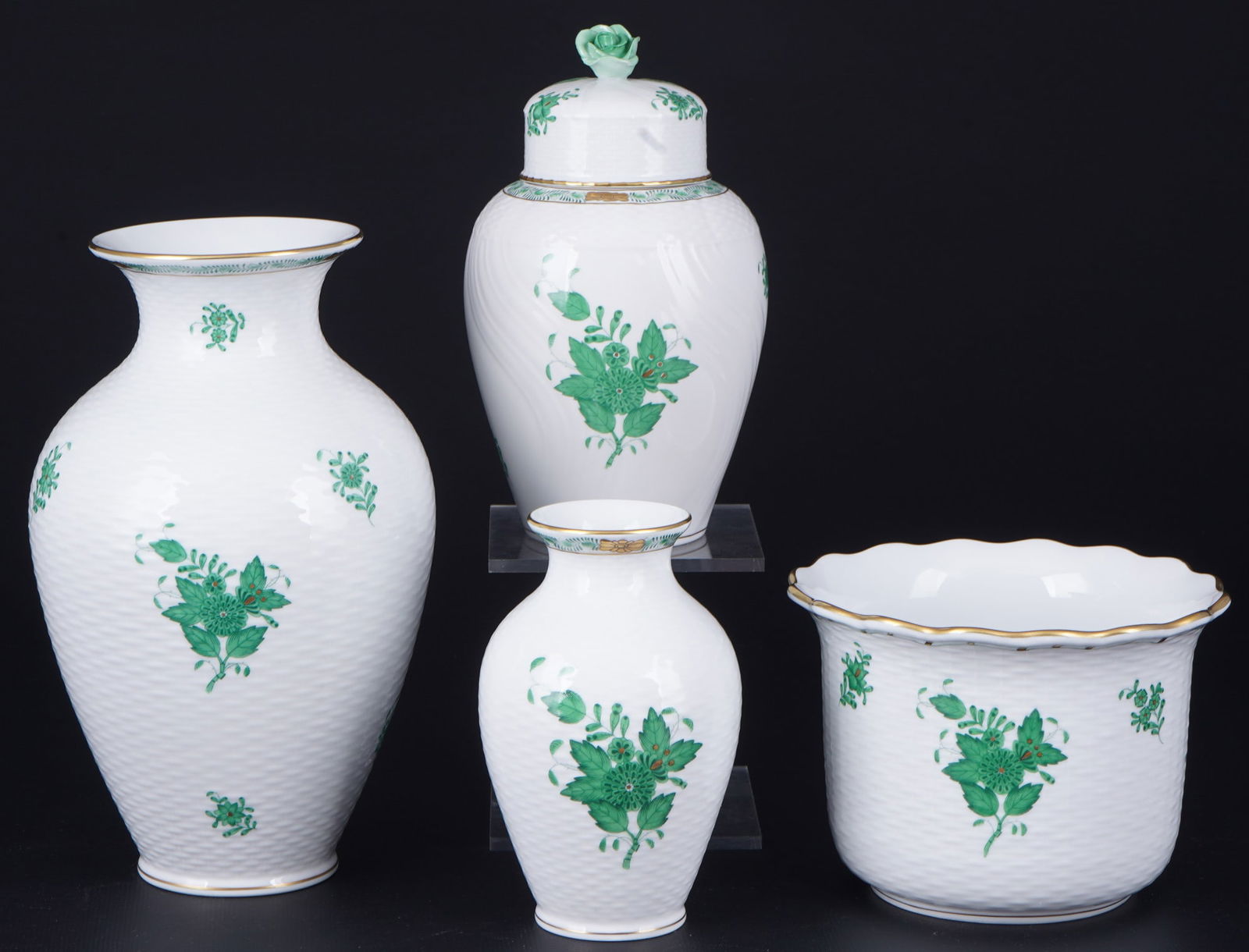 Herend Apponyi Vert 3 vases with pot,: porcelain, Hungary 20th century, blue company mark, decor AP Apponyi Vert decor, 1x vase #6962 H 23.5 cm x D 14.5 cm, 1x lidded vase #6450 H 19 cm x D 10.5 cm, 1x vase #6963 H 14.5 cm x D 9 cm, 1x pla