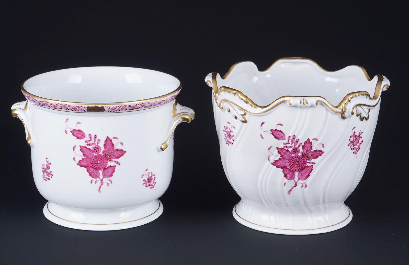 Herend Apponyi Purpur 2 cachepots / planter,: porcelain, Hungary 20th century, blue company mark, decor AP Apponyi Purple, 1x planter #7227 H 15.5 cm x D 18 cm, 1x planter #7213 H 14.5 cm x D 17 cm, min. chip at the stand