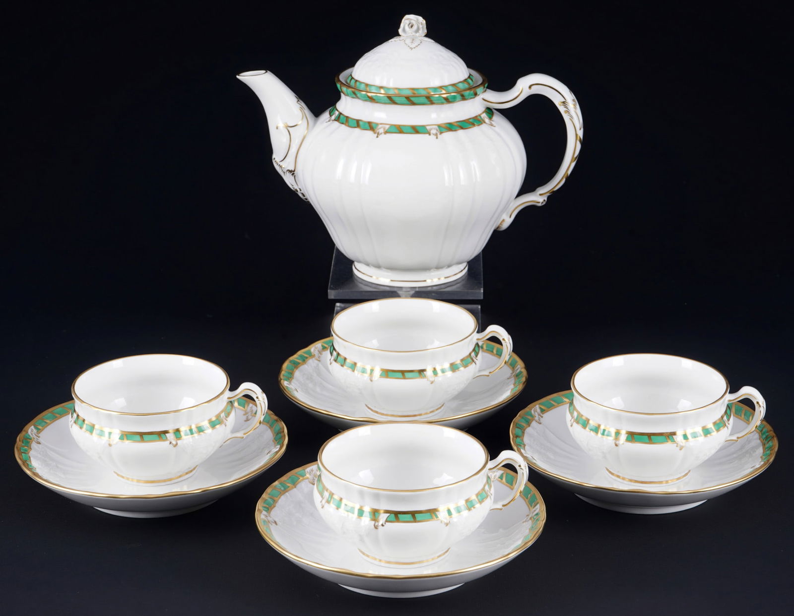KPM Berlin Queen of Holland tea set for 4 persons - green color variation,: 9-piece porcelain, Royal Porcelain Manufactory Berlin, blue sceptre mark with green imperial orb, shape Rocaille, decor Queen Wilhelmine of Holland in the color variation green, the decor was commissi