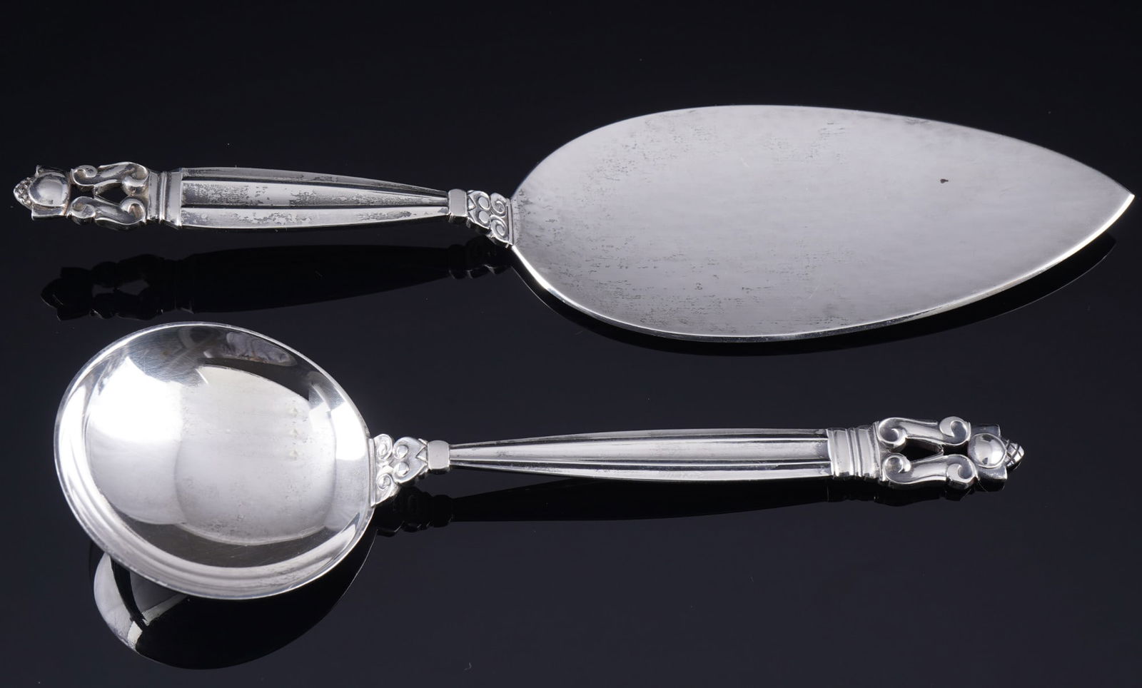 Georg Jensen Acorn 925 sterling silver cake server and bouillon spoon,: sterling silver 925/000, hallmarked 925 + Georg Jensen + Denmark + Sterling, decor Acorn, design from 1915, 1x cake server L 19.5 cm x W 5 cm, 1x bouillon spoon L 16 cm x W 5 cm, silver weight approx.