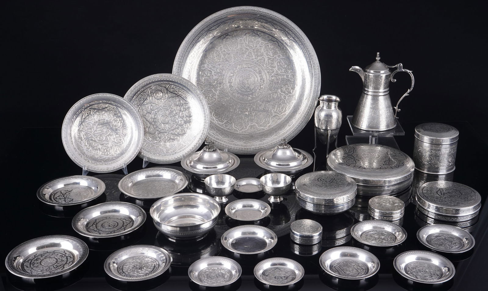 Egypt 900 silver 30-piece service - over 3.1 kg,: Silver 800/000, Egypt, 7x before and 23x between 1946 and 1966, stamped 90 (900) + cat / lotus blossom (national emblem) + year mark, decoration central medallion with calligraphy / seal, surrounded b