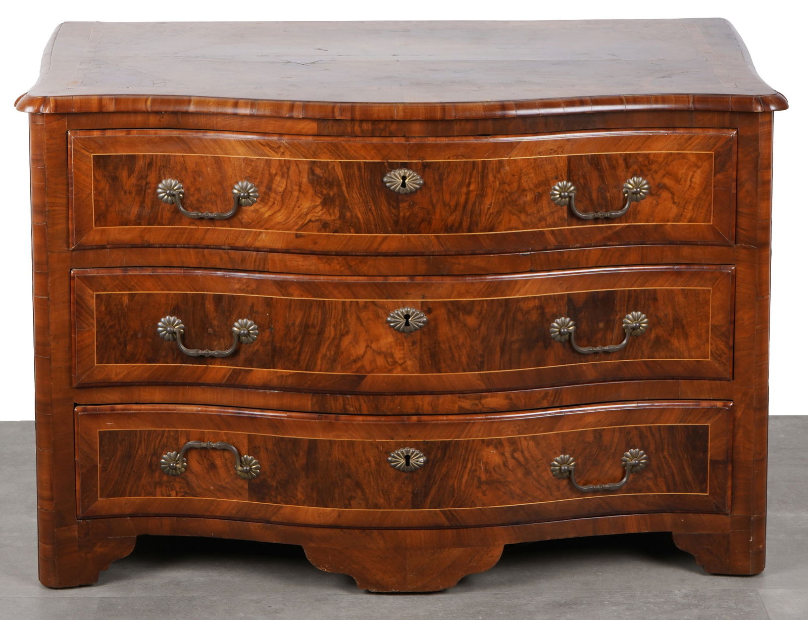 Baroque chest of drawers, 18th century: Walnut veneered, late 18th century, three-drawer Baroque commode with curved front and iron fittings with floral rosettes and curved handles, H 74 cm x W 110 cm x D 62.5 cm, key present, signs of age