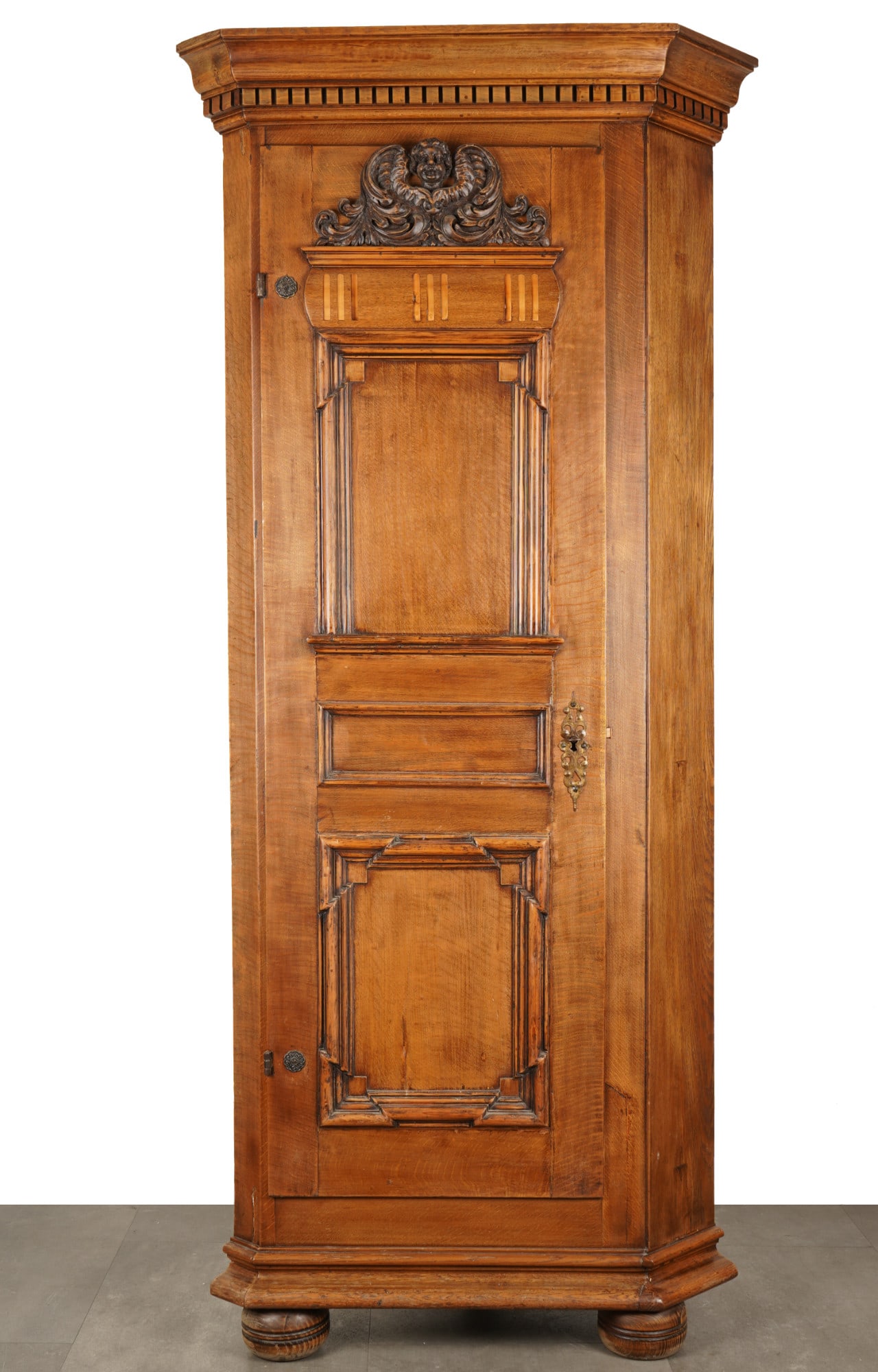 Baroque corner cabinet / hall cupboard, Switzerland, 18th century (1 of 16)