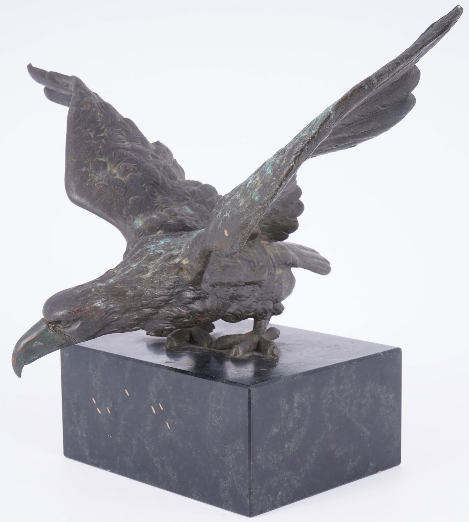 Large bronze eagle on a marble base, - 3