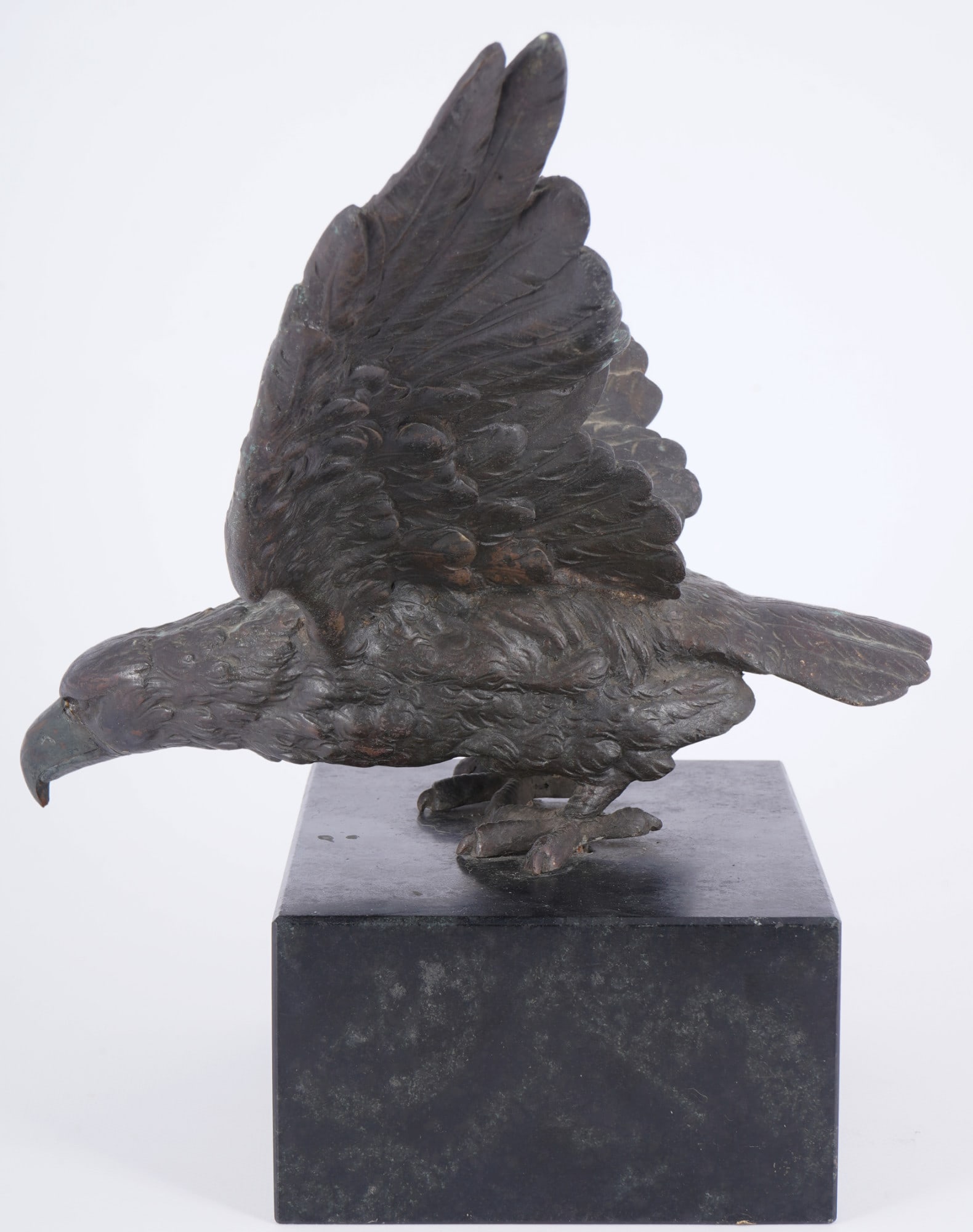 Large bronze eagle on a marble base, - 4