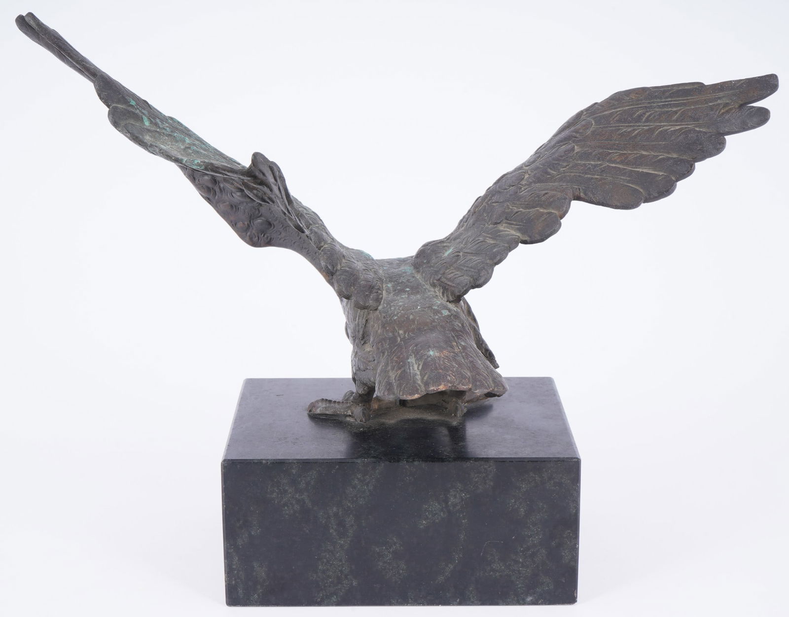 Large bronze eagle on a marble base, - 5