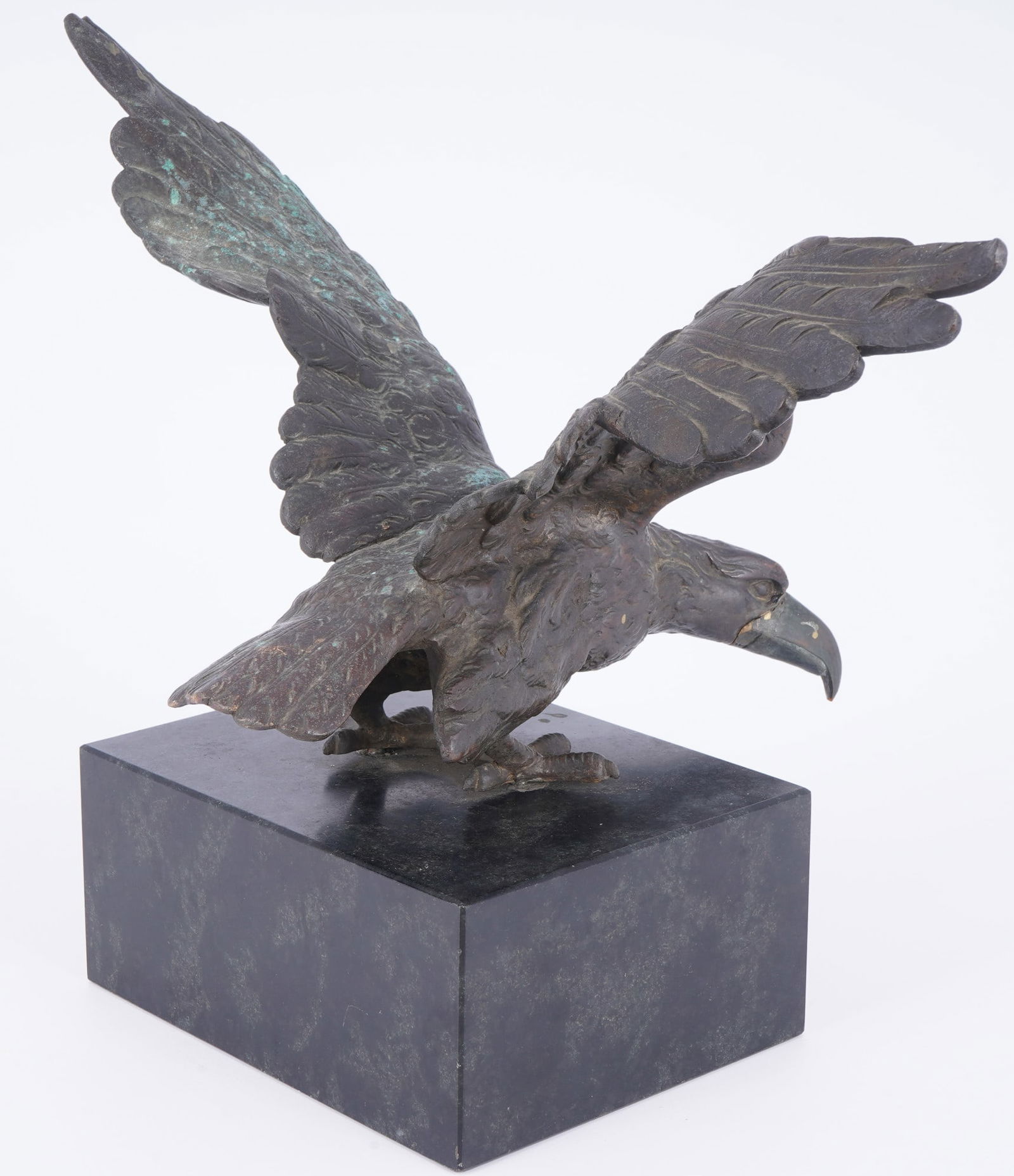 Large bronze eagle on a marble base, - 6